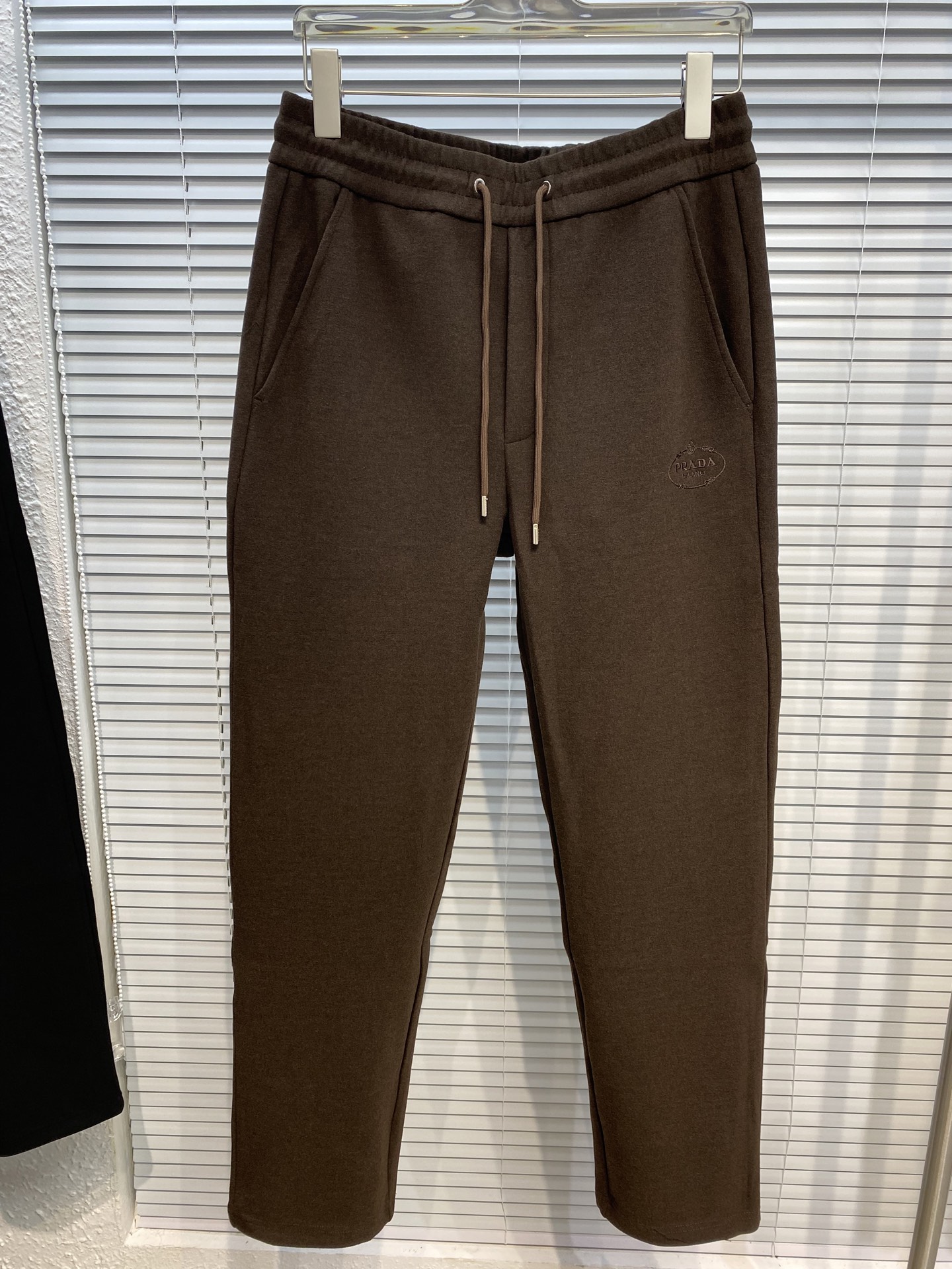 NO:509288,Pr**a 2025 autumn and winter cashmere mixture has an excellent skin-friendly feeling. Men's elastic waist straight-foot casual pants. Classic style. A practical style for business and casual wear. Combined tailoring. Pocket logo embroidery. Front and rear pocket design is low-key and highlights the details. Loose and volume and practical drawstrings at the waist create a balanced elegance in comparison. Fabric cashmere mixture fabric has an excellent soft feel. Make the upper body comfortable and breathable. It absorbs moisture and sweats while supporting a crisp drooping. Business and leisure can be matched well. Color black. Coffee color code M-3XL. Try it on 172-148. It is suitable for wearing L., alexander wang19860909普*达Pr**a 2025秋冬客供羊绒混合料有着极好的亲肤感 男士 松紧腰直脚休闲裤 经典款 商务休闲都实穿的一款 合体的剪裁 口袋标志刺绣的点缀 前后口袋设计低调而显细节亮点 宽松量感与腰部的实用抽绳,在对比中营造平衡的优雅 面料羊绒混合物面料 有着极好的柔软手感 让上身舒适透气 吸湿排汗的同时又能支撑挺括垂感 商务休闲都能很好搭配 颜色 黑色 咖色码数M-3XL 试穿172-148穿L合适,,alexander wang,Men's clothing