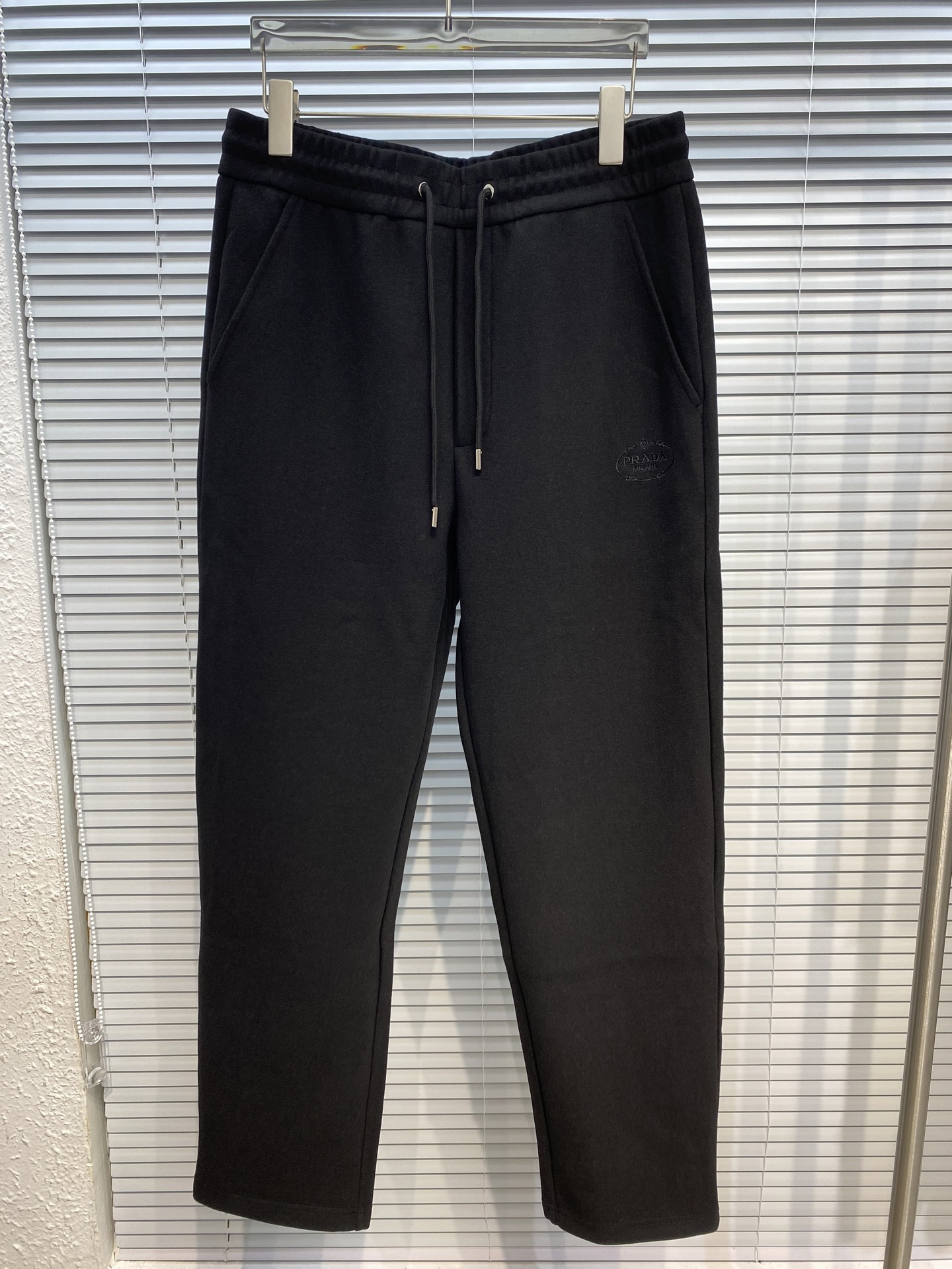 NO:509291,Pr**a 2025 autumn and winter cashmere mixture has an excellent skin-friendly feeling. Men's elastic waist straight-foot casual pants. Classic style. A practical style for business and casual wear. Combined tailoring. Pocket logo embroidery. Front and rear pocket design is low-key and highlights the details. Loose and volume and practical drawstrings at the waist create a balanced elegance in comparison. Fabric cashmere mixture fabric has an excellent soft feel. Make the upper body comfortable and breathable. It absorbs moisture and sweats while supporting a crisp drooping. Business and leisure can be matched well. Color Black gray. Number of code M-3XL. Try it on 172-148. It is suitable for wearing L., alexander wang19860909普*达Pr**a 2025秋冬客供羊绒混合料有着极好的亲肤感 男士 松紧腰直脚休闲裤 经典款 商务休闲都实穿的一款 合体的剪裁 口袋标志刺绣的点缀 前后口袋设计低调而显细节亮点 宽松量感与腰部的实用抽绳,在对比中营造平衡的优雅 面料羊绒混合物面料 有着极好的柔软手感 让上身舒适透气 吸湿排汗的同时又能支撑挺括垂感 商务休闲都能很好搭配 颜色 黑色 灰色 码数M-3XL 试穿172-148穿L合适,,alexander wang,Men's clothing