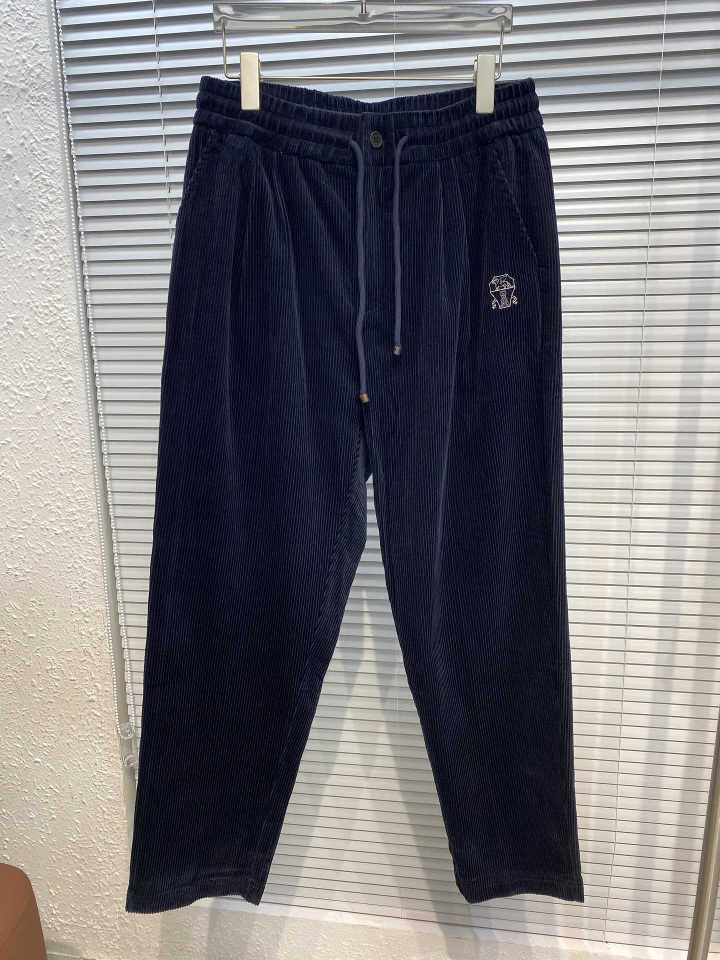 NO:509285,Bru**llo Cuci**lli Old 2025 autumn and winter subverts traditional classic corduroy elastic waist casual pants!  Zippered pockets on both sides of elastic waist, classic casual straight-tube style, integrated tailoring, pocket logo embellishment, retro trend of the upper body, subverting traditional old-fashioned design, and feng shui turns. The corduroy that was popular in the 1970s is popular, and now it has become a fashion element for designers this year. This fabric uses imported high-end corduroy, which is soft and soft, dense, unlike ordinary corduroy, which has a rough feel. The upper body is warm, stylish and retro and fashionable. It is highly recommended in autumn and winter!  Color Black Blue Coffee Number M-3XL Try on 172-148 Waist circumference 2 feet 5 is suitable for wearing L, alexander wang19860909Bru**llo Cuci**lli 老2025秋冬 颠覆传统经典灯芯绒松紧腰休闲裤！松紧腰两侧拉链插袋 经典休闲直筒款式 合体的剪裁 口袋标志点缀 上身复古潮流, 颠覆传统老气设计,风水轮流转,70年代盛行的灯芯绒盛行, 如今又成为今年设计师手上的时尚元素, 这款面料采用客供进口高级灯芯绒, 触感柔厚软糯,绵密,不像一般灯芯绒有粗粝感.上身保 暖有型很有复古时髦感 秋冬强烈推荐！颜色 黑色 蓝色 咖色 码数 M-3XL试穿172-148 腰围2尺5穿L合适,,alexander wang,Men's clothing