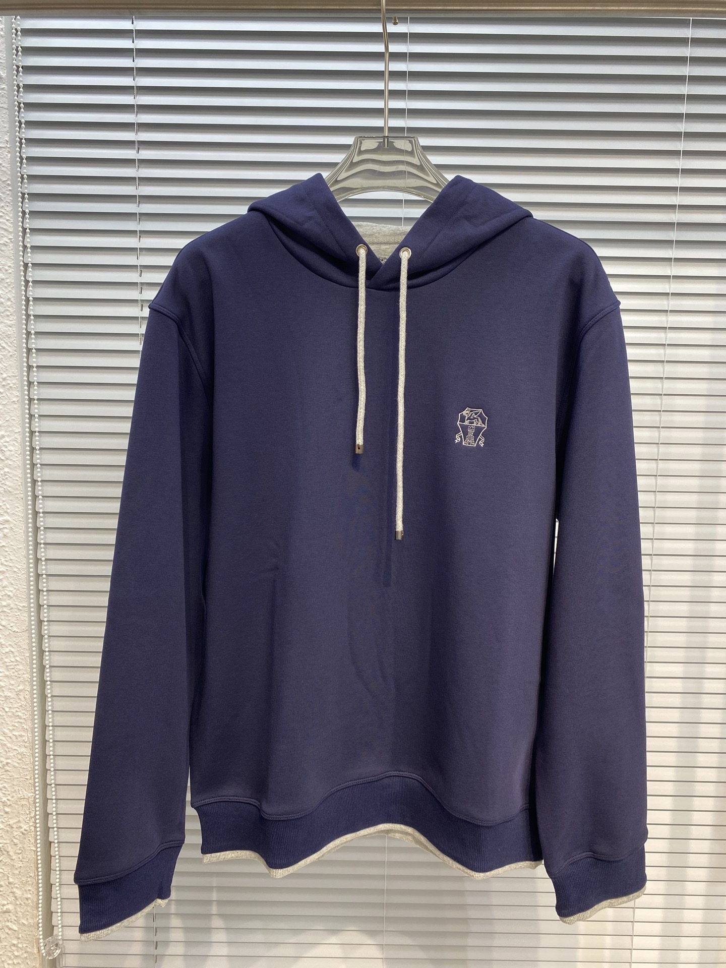 NO:509282,Bru**llo Cuci**lli 2025 autumn and winter old money upstarts, easy to match and layer contrasting men's casual hooded pullover sweatshirts, like minimalist design, strongly recommended, seemingly simple design, putting in detail, chest logo embroidery, contrasting collar hem, you can wear layered, giving people a sense of elegant and gentlemanly, chest embroidery, million-level Bellingda embroidery machine embroidery, look at the details, exquisite and three-dimensional, showing quality and texture, Italian tailoring, chest tightness, slightly looseness at the hem, This overall tailoring is very inclusive to the figure, even if you have a bit of a belly, it can be upright and stylish, the neckline is slightly fitted to the neck, making the overall upper body look more youthful and fashionable. The thickness of autumn and winter fabric is made of long velvet cotton and thin velvet, and the wearability is very high in autumn and winter  High-density material. The upper body is comfortable and skin-friendly, warm and stylish!  And it has texture. All-in-class order for hardware and accessories Color Black Gray Blue Red White Number M-3XL Try on 172-145 It is suitable for wearing L, hoodie, sweatshirts,hats,alexander wang19860909Bru**llo Cuci**lli 2025秋冬老钱新贵 易搭配叠穿撞色男士休闲连帽套头卫衣 喜欢极简设计 强烈推荐 看似简约的设计 细节上下足功夫 胸口标志点缀 领口下摆撞色点缀 随意搭配都能穿出层次感 给人雅痞绅士之感 胸口刺绣百万级百灵达绣花机刺绣.看细节一针一线精致而立体 彰显品质质感 意式的剪裁 胸口微紧 下摆处略微的宽松 这总剪裁对身材的包容性很好 就算有点肚子 也能挺拔有型 领口微微贴合颈部 让整体上身感更显年轻时尚 秋冬厚度面料采用长绒棉内加薄绒的材质 秋冬穿着性很高 高密度材质.上身舒适亲肤,保暖有型！且具有质感.五金辅料全品相订单 颜色 黑色 灰色蓝色 红色 白色 数M-3XL 试穿172-145穿L合适,,hoodie,sweatshirts,hats,alexander wang,Men's clothing