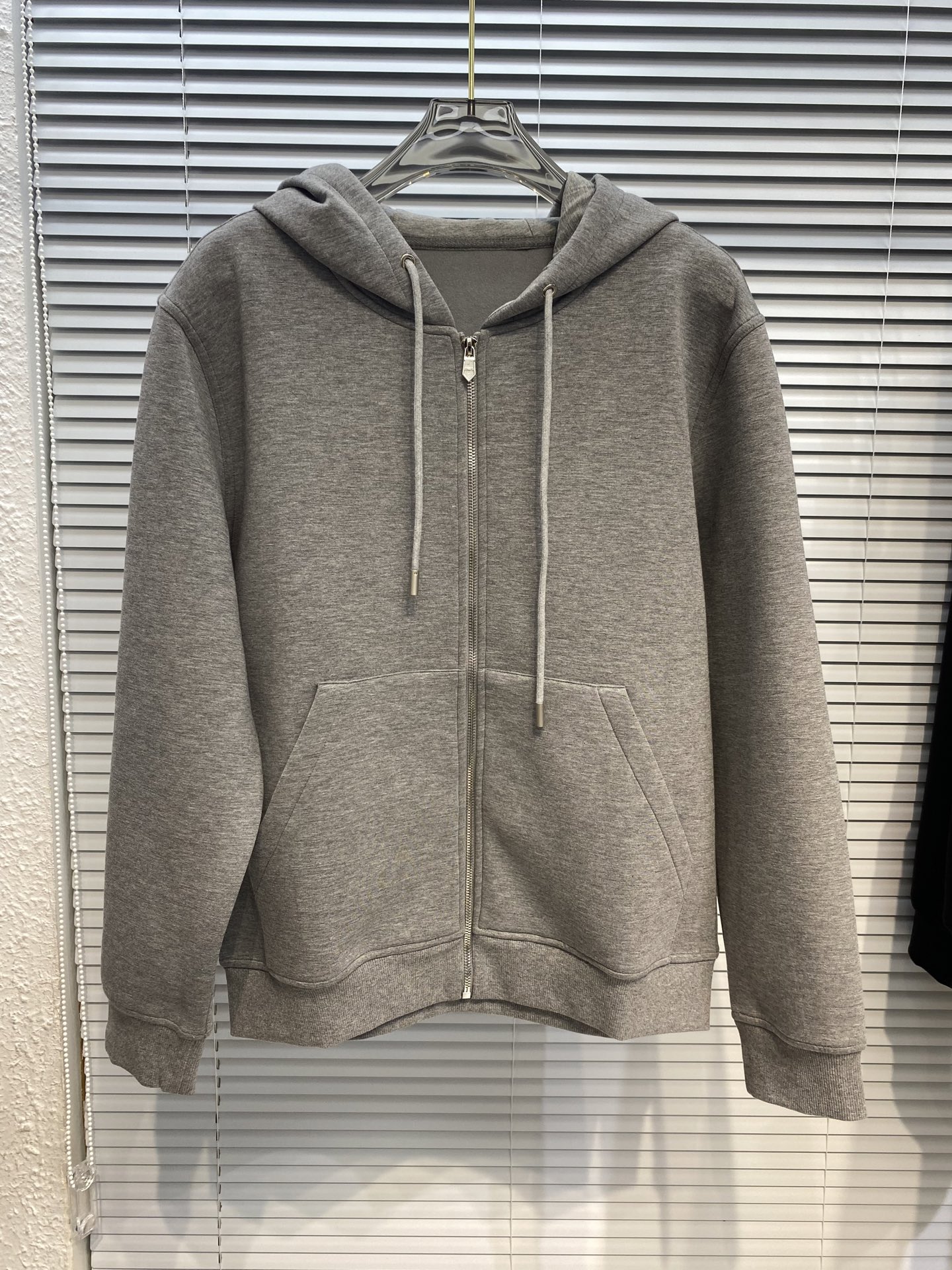 NO:571256,He*mès cabinets are on sale!  I like their designs and highly recommend them. Low-key luxury. Slip-shoulder casual hoodie and sweatshirt jacket. Full order. Every detail of the workmanship is exquisite. Seemingly simple. Appliqué embroidery on the back. Multi-color embellishment. Complex workmanship. Exquisite finished product. Placket buttons. Logo letter details. Slip pockets on both sides. Slip-shoulder sleeves. Fitted version. You can feel the theme on the upper body, which brings youth and fashion sophistication. Slightly wide tailoring, Austrian modal fiber.  Known as the breathable air layer fabric, the structural design adopts an inner, middle and outer three-piece fabric structure to form an air interlayer in the fabric. It has good fluffiness and Q-elasticity to the hand to form a still air layer to achieve a warm effect. It has good wrinkle resistance and is soft and comfortable. It is skin-friendly, smooth, breathable and warm. The overall body has a good backbone, and the overall upper body is tall and stylish. Full product phase order [Color] Black Dark Gray   Light gray [size] M-3XL, try on 172-148, L is suitable (next day delivery),,hoodie,sweatshirts,jackets & coats,hats,alexander wang19860909爱*仕(He*mès) 柜在售！喜欢他家的设计 强烈推荐 低调奢华 溜肩休闲帽衫卫衣外套 全品相订单 做工每一处细节都处理的很精致 看似简单 背后采用贴布绣 多色拼的点缀 做工繁琐 成品精致 门襟纽扣 标志字母细节 两侧插袋 溜肩袖 合体的版型 上身就能体会主题带来年轻与时尚精致感, 微阔的剪裁 ,奥地利莫代尔纤维 被誉为会呼吸的空气层面料,通过结构设计采用里、中、外三片的织物结构,从而在织物中形成空气夹层 .蓬松性好 手感Q弹力.以形成静止空气层,从而达到保暖效果,抗皱性佳入手柔软舒适,亲 肤爽滑透气保暖面料整体又有着很好的骨干,整体上身挺拔有型 全品相订单【颜色】黑色 深灰色 浅灰色【码数】M-3XL 试穿172-148穿L合适（隔天货）,,hoodie,sweatshirts,jackets & coats,hats,alexander wang,Men's clothing