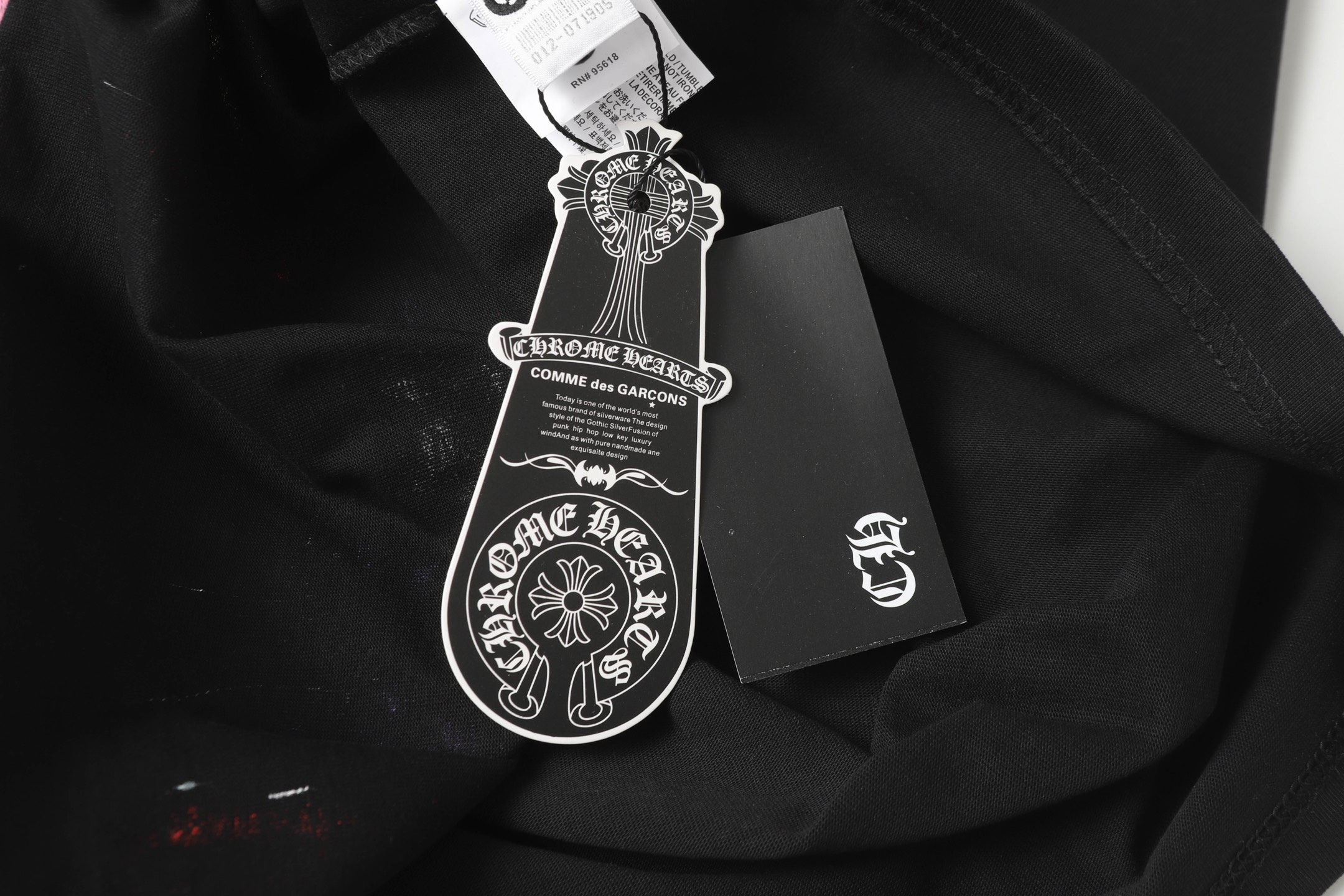 Chrome Hearts CH Crawl Crusade Crosshands T-shirt: High-Quality, Custom Hardware, Unique Design - 图片 9