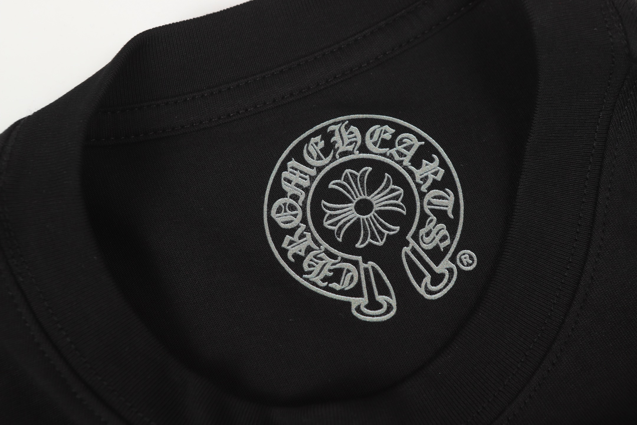 #2108 💰80
-Chrome Hearts/克罗心 彩色十字架✝️梵文字母爆款长袖T桖

-高克重高密度高品质 毛料柔软细腻亲肤 触感软糯丝滑 保暖性亲肤性极佳

-定织定染无色差 无论面料还是做工细节 碾压市面普通版本

-Colour：黑色 白色 

-Size: S M L XL