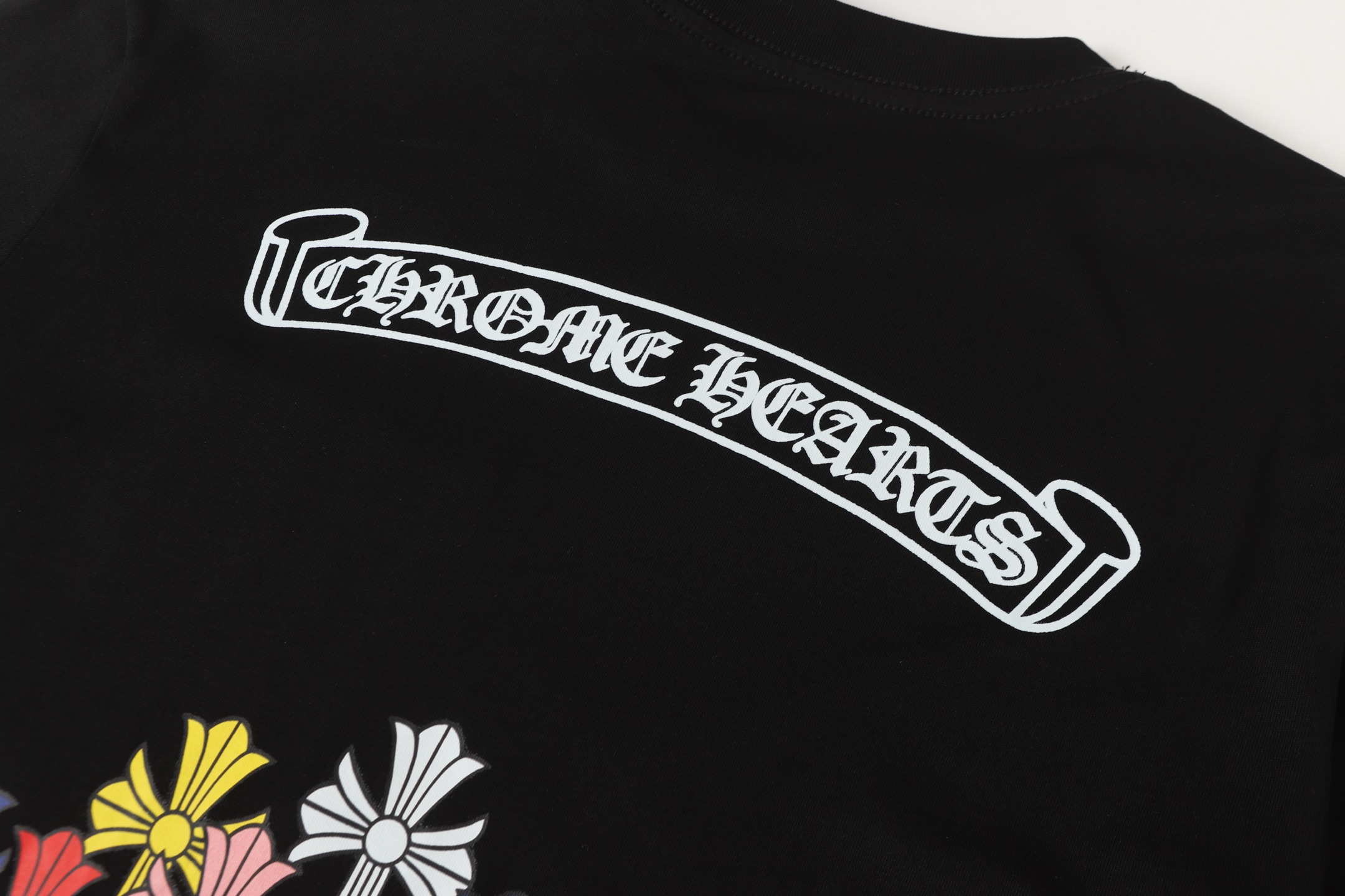 #2108 💰80
-Chrome Hearts/克罗心 彩色十字架✝️梵文字母爆款长袖T桖

-高克重高密度高品质 毛料柔软细腻亲肤 触感软糯丝滑 保暖性亲肤性极佳

-定织定染无色差 无论面料还是做工细节 碾压市面普通版本

-Colour：黑色 白色 

-Size: S M L XL