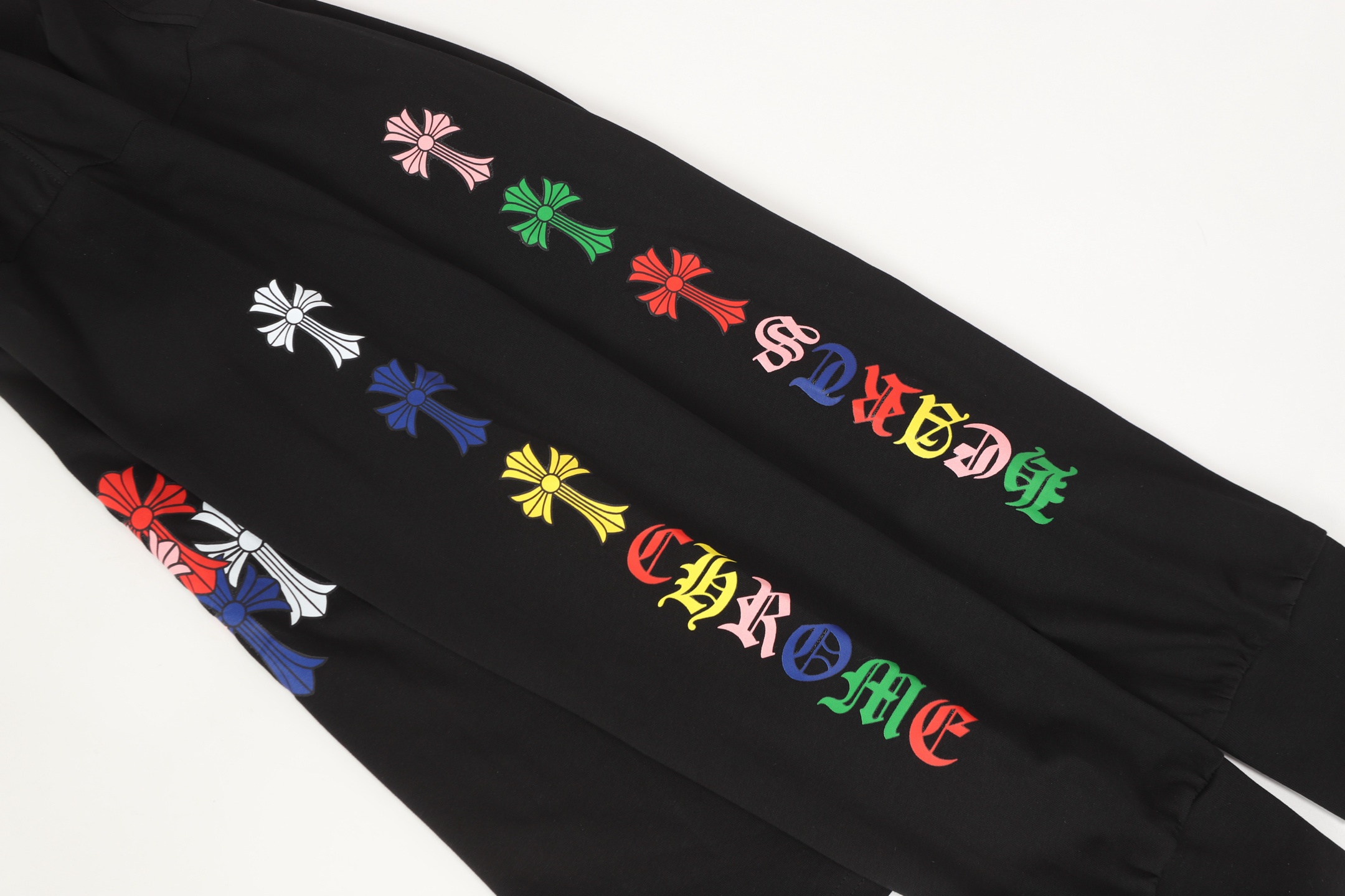 #2108 💰80
-Chrome Hearts/克罗心 彩色十字架✝️梵文字母爆款长袖T桖

-高克重高密度高品质 毛料柔软细腻亲肤 触感软糯丝滑 保暖性亲肤性极佳

-定织定染无色差 无论面料还是做工细节 碾压市面普通版本

-Colour：黑色 白色 

-Size: S M L XL