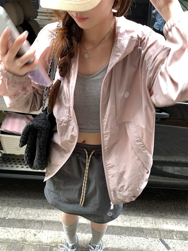 💰120 露露lululemon(高品质 三标齐全)防晒衣❕
💰95 🌞夏日宝藏 | lululemon 松紧腰工装 A 字短裙太绝啦😍
宝子们👭,今天必须给你们安利 lululemon 家的 2025 夏季新款松紧腰抽绳口袋工装半身裙,真的美到犯规💕
✨面料超绝
这款半身裙的面料简直绝绝子👏它是那种轻薄透气的高科技面料,摸起来手感超级柔软,就像云朵轻抚肌肤一样☁️夏天穿完全不会有闷热感,透气性好到仿佛自带小风扇,时刻让肌肤保持干爽舒适 而且还有轻薄防晒功能哦,防晒指数杠杠的,出门再也不怕被太阳晒黑晒伤,简直是夏日必备神器
🎀设计感满满
松紧腰抽绳设计:对各种身材的包容性简直太好了!松紧腰本身就很友好,再加上抽绳设计,无论是吃多了还是想要更贴合身材,都能随时随地轻松调节,安全感十足 而且抽绳还能增加一些小细节感,让裙子更具时尚度
工装口袋:两侧的工装口袋是我最喜欢的设计之一!不仅实用,可以轻松放下手机📱、钥匙、口红等小物件,解放双手,而且让整个裙子瞬间增添了一份酷帅的工装风,随便搭配一件简单的上衣,就很有潮流感
防走光 A 字版型:A 字版型真的太显瘦啦,能够很好地修饰腿型,让腿部线条看起来更加修长笔直 而且里面贴心地做了防走光内衬,完全不用担心走光的问题,不管是运动还是日常出行,都能放心大胆地穿,优雅与安全并存
短裙尺码 裙长 腰围
S 39.5 102 66
M 40.5 106 70
L 41.5 110 74
