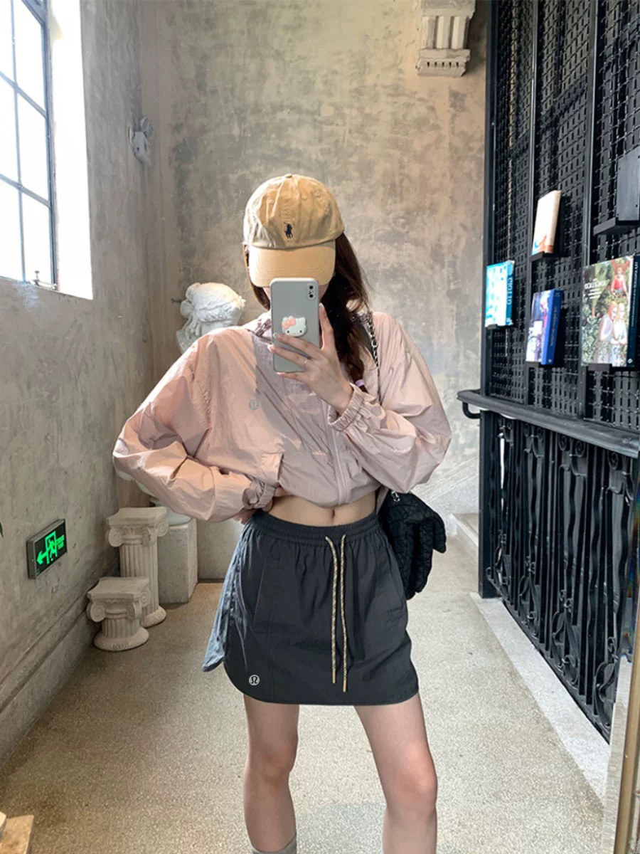 💰120 露露lululemon(高品质 三标齐全)防晒衣❕
💰95 🌞夏日宝藏 | lululemon 松紧腰工装 A 字短裙太绝啦😍
宝子们👭,今天必须给你们安利 lululemon 家的 2025 夏季新款松紧腰抽绳口袋工装半身裙,真的美到犯规💕
✨面料超绝
这款半身裙的面料简直绝绝子👏它是那种轻薄透气的高科技面料,摸起来手感超级柔软,就像云朵轻抚肌肤一样☁️夏天穿完全不会有闷热感,透气性好到仿佛自带小风扇,时刻让肌肤保持干爽舒适 而且还有轻薄防晒功能哦,防晒指数杠杠的,出门再也不怕被太阳晒黑晒伤,简直是夏日必备神器
🎀设计感满满
松紧腰抽绳设计:对各种身材的包容性简直太好了!松紧腰本身就很友好,再加上抽绳设计,无论是吃多了还是想要更贴合身材,都能随时随地轻松调节,安全感十足 而且抽绳还能增加一些小细节感,让裙子更具时尚度
工装口袋:两侧的工装口袋是我最喜欢的设计之一!不仅实用,可以轻松放下手机📱、钥匙、口红等小物件,解放双手,而且让整个裙子瞬间增添了一份酷帅的工装风,随便搭配一件简单的上衣,就很有潮流感
防走光 A 字版型:A 字版型真的太显瘦啦,能够很好地修饰腿型,让腿部线条看起来更加修长笔直 而且里面贴心地做了防走光内衬,完全不用担心走光的问题,不管是运动还是日常出行,都能放心大胆地穿,优雅与安全并存
短裙尺码 裙长 腰围
S 39.5 102 66
M 40.5 106 70
L 41.5 110 74
