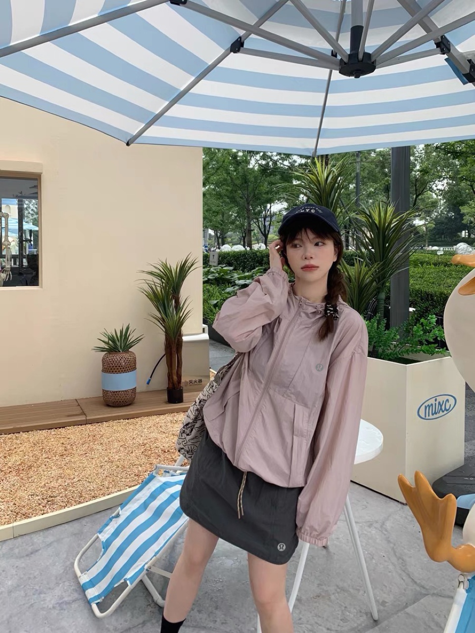 💰120 露露lululemon(高品质 三标齐全)防晒衣❕
💰95 🌞夏日宝藏 | lululemon 松紧腰工装 A 字短裙太绝啦😍
宝子们👭,今天必须给你们安利 lululemon 家的 2025 夏季新款松紧腰抽绳口袋工装半身裙,真的美到犯规💕
✨面料超绝
这款半身裙的面料简直绝绝子👏它是那种轻薄透气的高科技面料,摸起来手感超级柔软,就像云朵轻抚肌肤一样☁️夏天穿完全不会有闷热感,透气性好到仿佛自带小风扇,时刻让肌肤保持干爽舒适 而且还有轻薄防晒功能哦,防晒指数杠杠的,出门再也不怕被太阳晒黑晒伤,简直是夏日必备神器
🎀设计感满满
松紧腰抽绳设计:对各种身材的包容性简直太好了!松紧腰本身就很友好,再加上抽绳设计,无论是吃多了还是想要更贴合身材,都能随时随地轻松调节,安全感十足 而且抽绳还能增加一些小细节感,让裙子更具时尚度
工装口袋:两侧的工装口袋是我最喜欢的设计之一!不仅实用,可以轻松放下手机📱、钥匙、口红等小物件,解放双手,而且让整个裙子瞬间增添了一份酷帅的工装风,随便搭配一件简单的上衣,就很有潮流感
防走光 A 字版型:A 字版型真的太显瘦啦,能够很好地修饰腿型,让腿部线条看起来更加修长笔直 而且里面贴心地做了防走光内衬,完全不用担心走光的问题,不管是运动还是日常出行,都能放心大胆地穿,优雅与安全并存
短裙尺码 裙长 腰围
S 39.5 102 66
M 40.5 106 70
L 41.5 110 74
