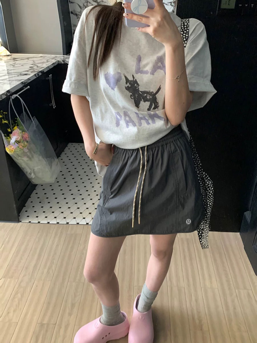 💰120 露露lululemon(高品质 三标齐全)防晒衣❕
💰95 🌞夏日宝藏 | lululemon 松紧腰工装 A 字短裙太绝啦😍
宝子们👭,今天必须给你们安利 lululemon 家的 2025 夏季新款松紧腰抽绳口袋工装半身裙,真的美到犯规💕
✨面料超绝
这款半身裙的面料简直绝绝子👏它是那种轻薄透气的高科技面料,摸起来手感超级柔软,就像云朵轻抚肌肤一样☁️夏天穿完全不会有闷热感,透气性好到仿佛自带小风扇,时刻让肌肤保持干爽舒适 而且还有轻薄防晒功能哦,防晒指数杠杠的,出门再也不怕被太阳晒黑晒伤,简直是夏日必备神器
🎀设计感满满
松紧腰抽绳设计:对各种身材的包容性简直太好了!松紧腰本身就很友好,再加上抽绳设计,无论是吃多了还是想要更贴合身材,都能随时随地轻松调节,安全感十足 而且抽绳还能增加一些小细节感,让裙子更具时尚度
工装口袋:两侧的工装口袋是我最喜欢的设计之一!不仅实用,可以轻松放下手机📱、钥匙、口红等小物件,解放双手,而且让整个裙子瞬间增添了一份酷帅的工装风,随便搭配一件简单的上衣,就很有潮流感
防走光 A 字版型:A 字版型真的太显瘦啦,能够很好地修饰腿型,让腿部线条看起来更加修长笔直 而且里面贴心地做了防走光内衬,完全不用担心走光的问题,不管是运动还是日常出行,都能放心大胆地穿,优雅与安全并存
短裙尺码 裙长 腰围
S 39.5 102 66
M 40.5 106 70
L 41.5 110 74