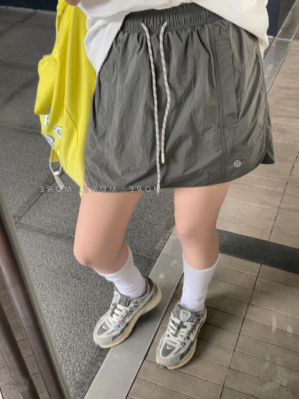 💰120 露露lululemon(高品质 三标齐全)防晒衣❕
💰95 🌞夏日宝藏 | lululemon 松紧腰工装 A 字短裙太绝啦😍
宝子们👭,今天必须给你们安利 lululemon 家的 2025 夏季新款松紧腰抽绳口袋工装半身裙,真的美到犯规💕
✨面料超绝
这款半身裙的面料简直绝绝子👏它是那种轻薄透气的高科技面料,摸起来手感超级柔软,就像云朵轻抚肌肤一样☁️夏天穿完全不会有闷热感,透气性好到仿佛自带小风扇,时刻让肌肤保持干爽舒适 而且还有轻薄防晒功能哦,防晒指数杠杠的,出门再也不怕被太阳晒黑晒伤,简直是夏日必备神器
🎀设计感满满
松紧腰抽绳设计:对各种身材的包容性简直太好了!松紧腰本身就很友好,再加上抽绳设计,无论是吃多了还是想要更贴合身材,都能随时随地轻松调节,安全感十足 而且抽绳还能增加一些小细节感,让裙子更具时尚度
工装口袋:两侧的工装口袋是我最喜欢的设计之一!不仅实用,可以轻松放下手机📱、钥匙、口红等小物件,解放双手,而且让整个裙子瞬间增添了一份酷帅的工装风,随便搭配一件简单的上衣,就很有潮流感
防走光 A 字版型:A 字版型真的太显瘦啦,能够很好地修饰腿型,让腿部线条看起来更加修长笔直 而且里面贴心地做了防走光内衬,完全不用担心走光的问题,不管是运动还是日常出行,都能放心大胆地穿,优雅与安全并存
短裙尺码 裙长 腰围
S 39.5 102 66
M 40.5 106 70
L 41.5 110 74