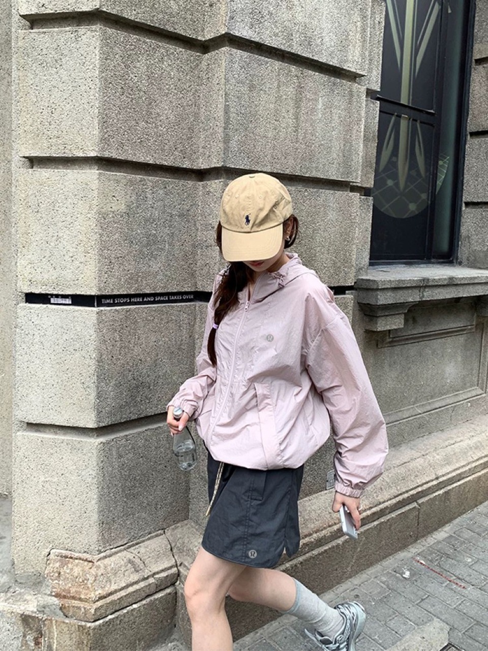 💰120 露露lululemon(高品质 三标齐全)防晒衣❕
💰95 🌞夏日宝藏 | lululemon 松紧腰工装 A 字短裙太绝啦😍
宝子们👭,今天必须给你们安利 lululemon 家的 2025 夏季新款松紧腰抽绳口袋工装半身裙,真的美到犯规💕
✨面料超绝
这款半身裙的面料简直绝绝子👏它是那种轻薄透气的高科技面料,摸起来手感超级柔软,就像云朵轻抚肌肤一样☁️夏天穿完全不会有闷热感,透气性好到仿佛自带小风扇,时刻让肌肤保持干爽舒适 而且还有轻薄防晒功能哦,防晒指数杠杠的,出门再也不怕被太阳晒黑晒伤,简直是夏日必备神器
🎀设计感满满
松紧腰抽绳设计:对各种身材的包容性简直太好了!松紧腰本身就很友好,再加上抽绳设计,无论是吃多了还是想要更贴合身材,都能随时随地轻松调节,安全感十足 而且抽绳还能增加一些小细节感,让裙子更具时尚度
工装口袋:两侧的工装口袋是我最喜欢的设计之一!不仅实用,可以轻松放下手机📱、钥匙、口红等小物件,解放双手,而且让整个裙子瞬间增添了一份酷帅的工装风,随便搭配一件简单的上衣,就很有潮流感
防走光 A 字版型:A 字版型真的太显瘦啦,能够很好地修饰腿型,让腿部线条看起来更加修长笔直 而且里面贴心地做了防走光内衬,完全不用担心走光的问题,不管是运动还是日常出行,都能放心大胆地穿,优雅与安全并存
短裙尺码 裙长 腰围
S 39.5 102 66
M 40.5 106 70
L 41.5 110 74