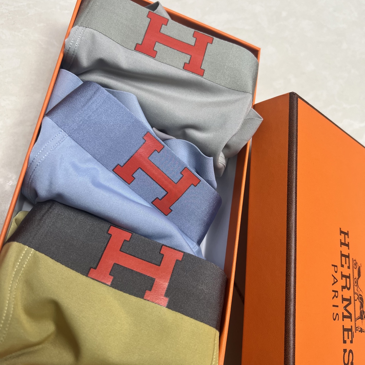 新品！爱马仕 HERMES 原单品质！潮流奢品 ！轻薄透设计，采用进口轻薄桑蚕丝 轻薄透气丝滑 无痕裁剪