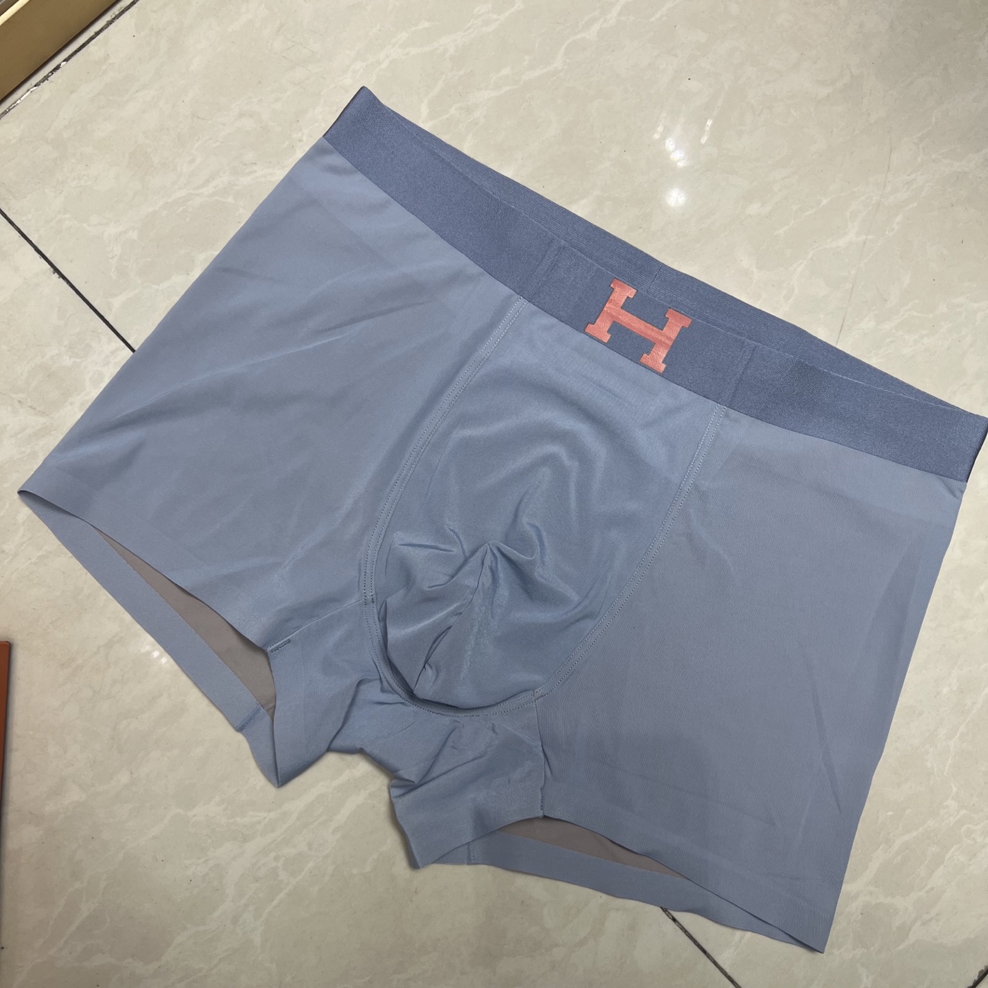 新品！爱马仕 HERMES 原单品质！潮流奢品 ！轻薄透设计，采用进口轻薄桑蚕丝 轻薄透气丝滑 无痕裁剪