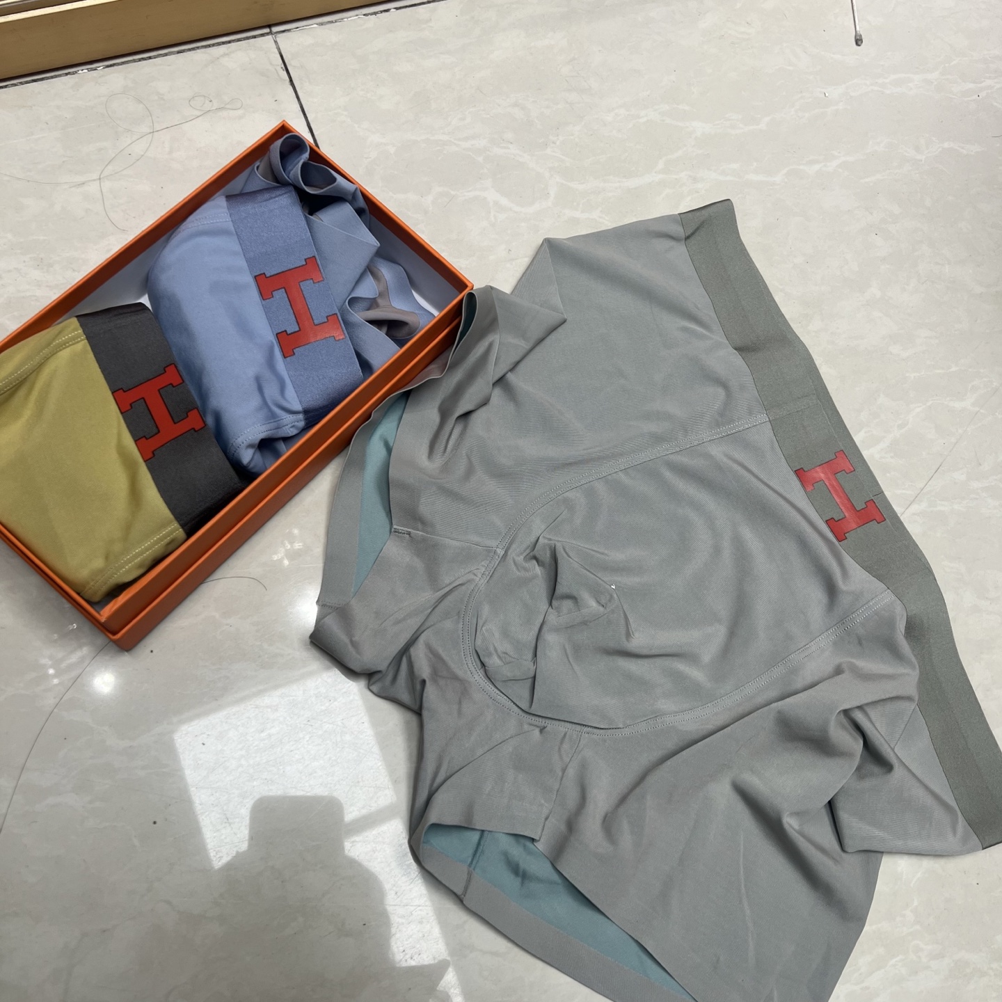 新品！爱马仕 HERMES 原单品质！潮流奢品 ！轻薄透设计，采用进口轻薄桑蚕丝 轻薄透气丝滑 无痕裁剪