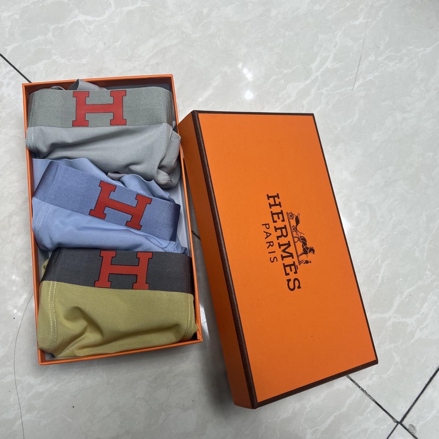 新品！爱马仕 HERMES 原单品质！潮流奢品 ！轻薄透设计，采用进口轻薄桑蚕丝 轻薄透气丝滑 无痕裁剪