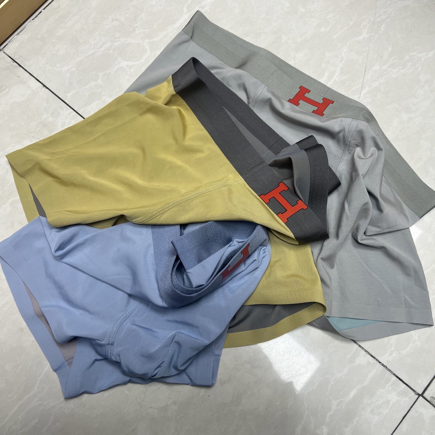 新品！爱马仕 HERMES 原单品质！潮流奢品 ！轻薄透设计，采用进口轻薄桑蚕丝 轻薄透气丝滑 无痕裁剪