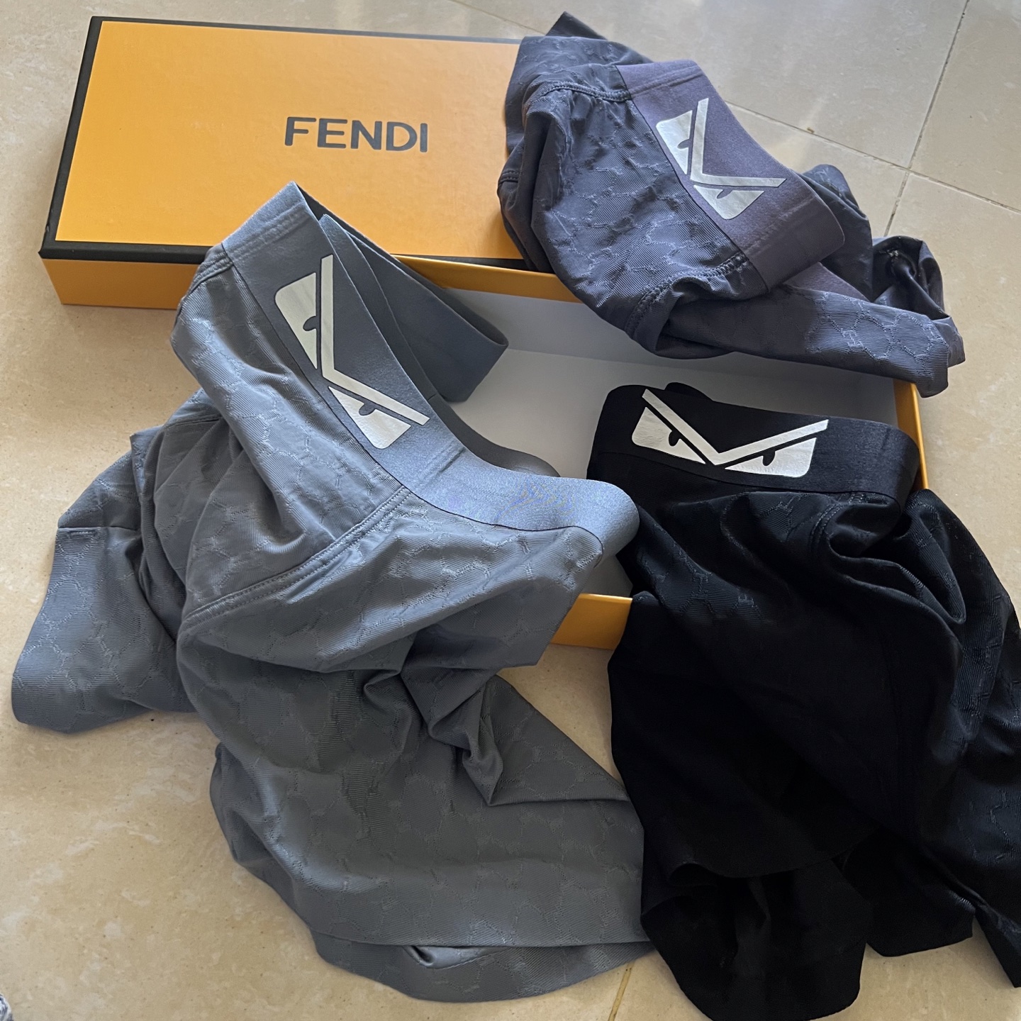 新品！芬迪Fendi 原单品质！潮流奢品 ！轻薄透设计，采用进口轻薄桑蚕丝 轻薄透气丝滑 无痕裁剪 穿着