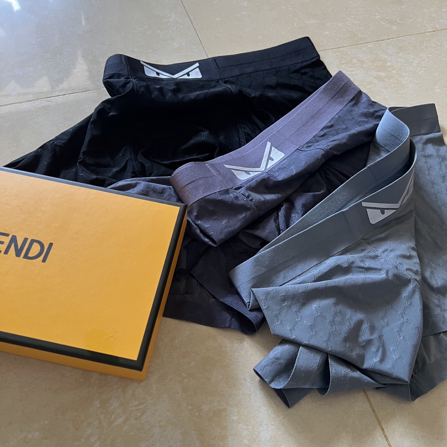 新品！芬迪Fendi 原单品质！潮流奢品 ！轻薄透设计，采用进口轻薄桑蚕丝 轻薄透气丝滑 无痕裁剪 穿着