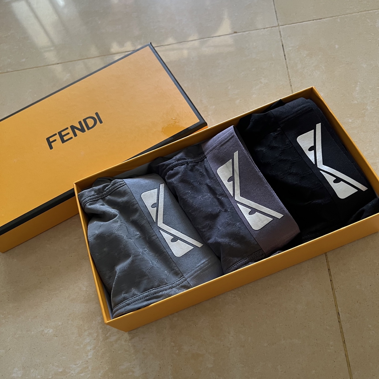 新品！芬迪Fendi 原单品质！潮流奢品 ！轻薄透设计，采用进口轻薄桑蚕丝 轻薄透气丝滑 无痕裁剪 穿着