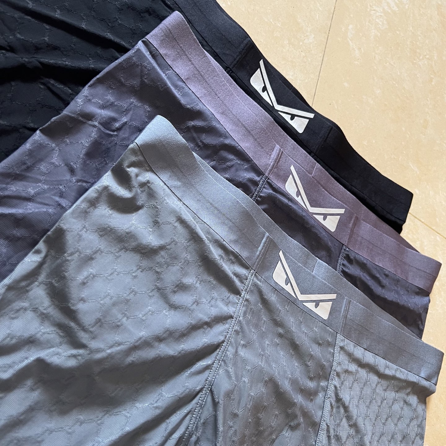 新品！芬迪Fendi 原单品质！潮流奢品 ！轻薄透设计，采用进口轻薄桑蚕丝 轻薄透气丝滑 无痕裁剪 穿着