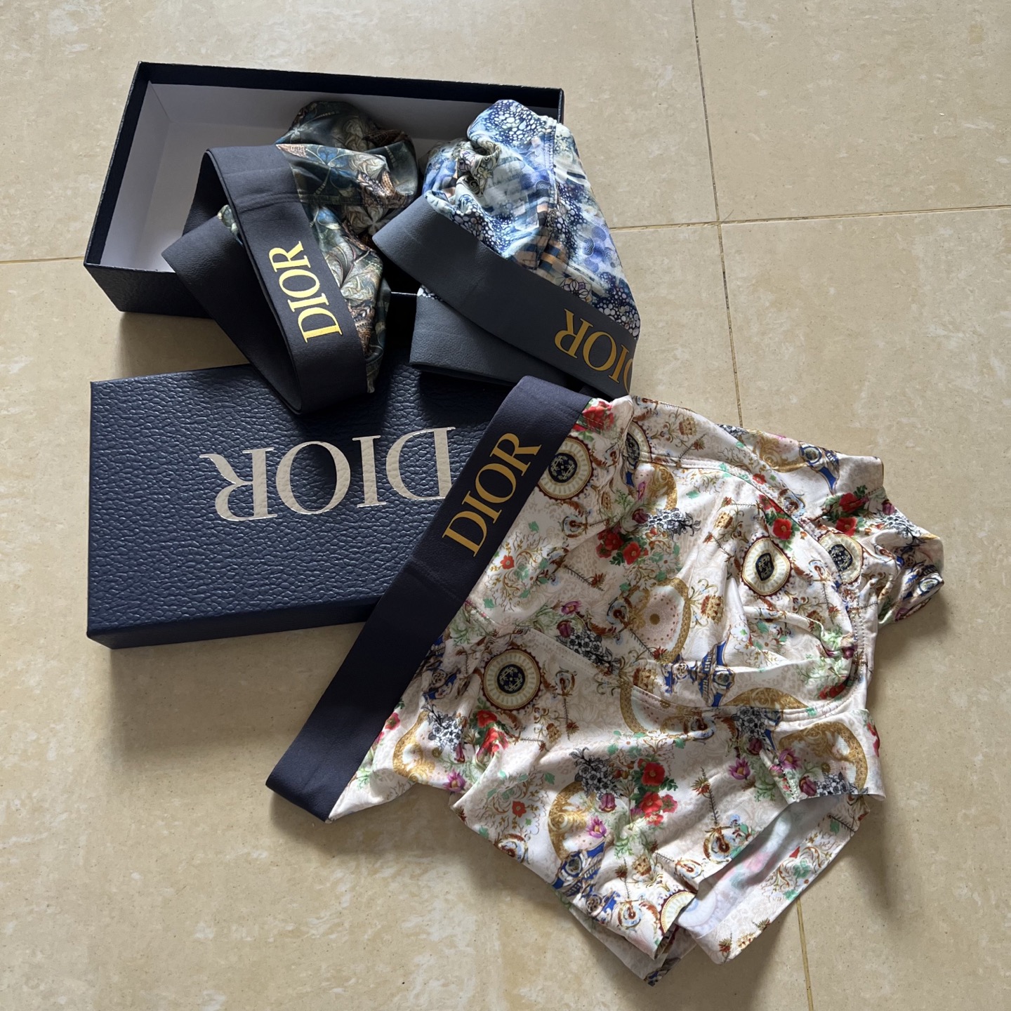 新品！迪奥Dior 原单品质！潮流奢品 ！轻薄透设计，采用进口轻薄桑蚕丝 轻薄透气丝滑 无痕裁剪 穿着无