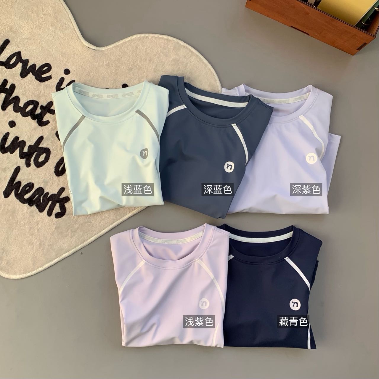 Cinco colores disponibles: azul claro, azul oscuro, púrpura oscuro, púrpura claro, azul marino