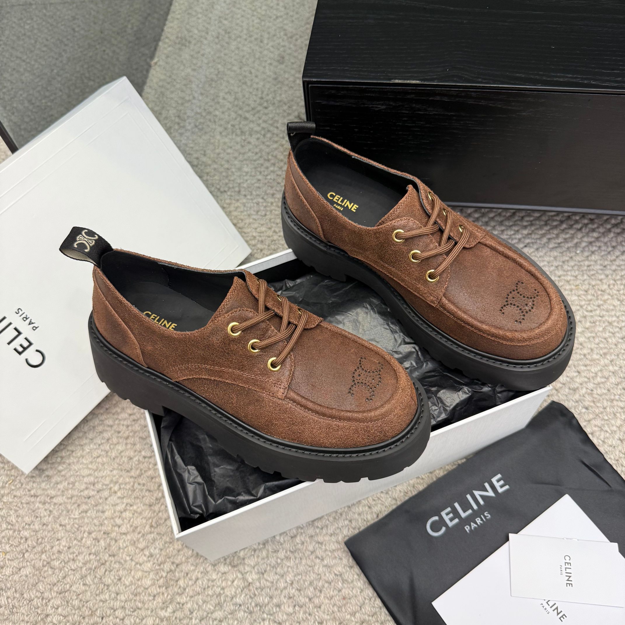 NO:616310,CELlNE Celine, 35-41 (40.41 non-refundable) CELINE Bateau boat shoes classic reappearance!  Wrapped shoelaces outline a casual style, with retro eyelet embellished details, and wear-resistant rubber soles to help you move forward freely. Minimalist design and exquisite craftsmanship collide, and you can wear a French lazy accent, unlocking the sense of daily luxury, loafers, celine, celine, loafers19860909CELlNE赛琳,35-41(40.41不退换) CELINE Bateau船鞋经典再现！缠绕鞋带勾勒随性,复古孔眼点缀细节,耐磨橡胶底伴你自在前行.极简设计与精湛工艺碰撞,一脚穿出法式慵懒腔调,解锁日常高级感,乐福鞋,celine,celine,loafers,Women's Shoes