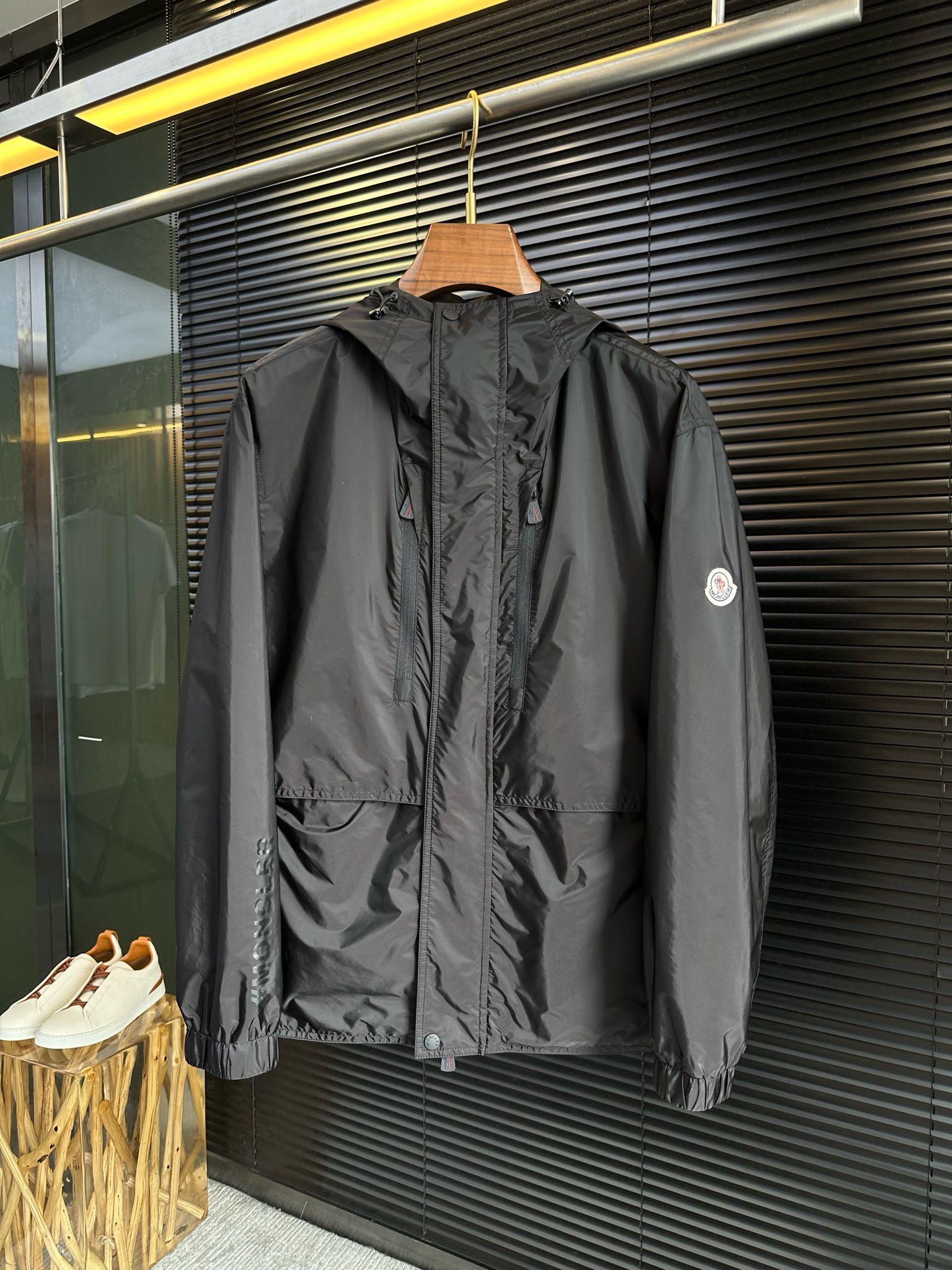 NO:140610,MQ&Mongko 24SS new jacket jacket. Hooded design, fashionable and stylish. It uses custom windproof and rainproof fabric, wrinkle-resistant and upright and comfortable upper body; the sleeves are decorated with brand logo patterns, which are highly recognizable; the symmetrical double zipper design on the chest increases fashion sense and personality; the same color zipper design increases visual aesthetics; a jacket suitable for many occasions, not picking age or occasions. [Color] Black Green/24809 [Code number] 48-56,, jackets & coats, jackets & coats,hats,alexander wang19860909MQ&蒙寇24SS新款夹克外套.连帽设计,时尚有型.采用定制防风防雨面料,抗皱立挺有型,上身舒适；袖子饰以品牌logo图案,辨识度极高；胸前对称双拉链设计,增加时尚感和个性；同色系拉链设计,增加视觉美感；一款适合多种场合穿搭的外套,不挑年纪,不挑场合.【颜色】黑色 绿色/24809【码数】48-56,,jackets & coats,jackets & coats,hats,alexander wang,Men's clothing