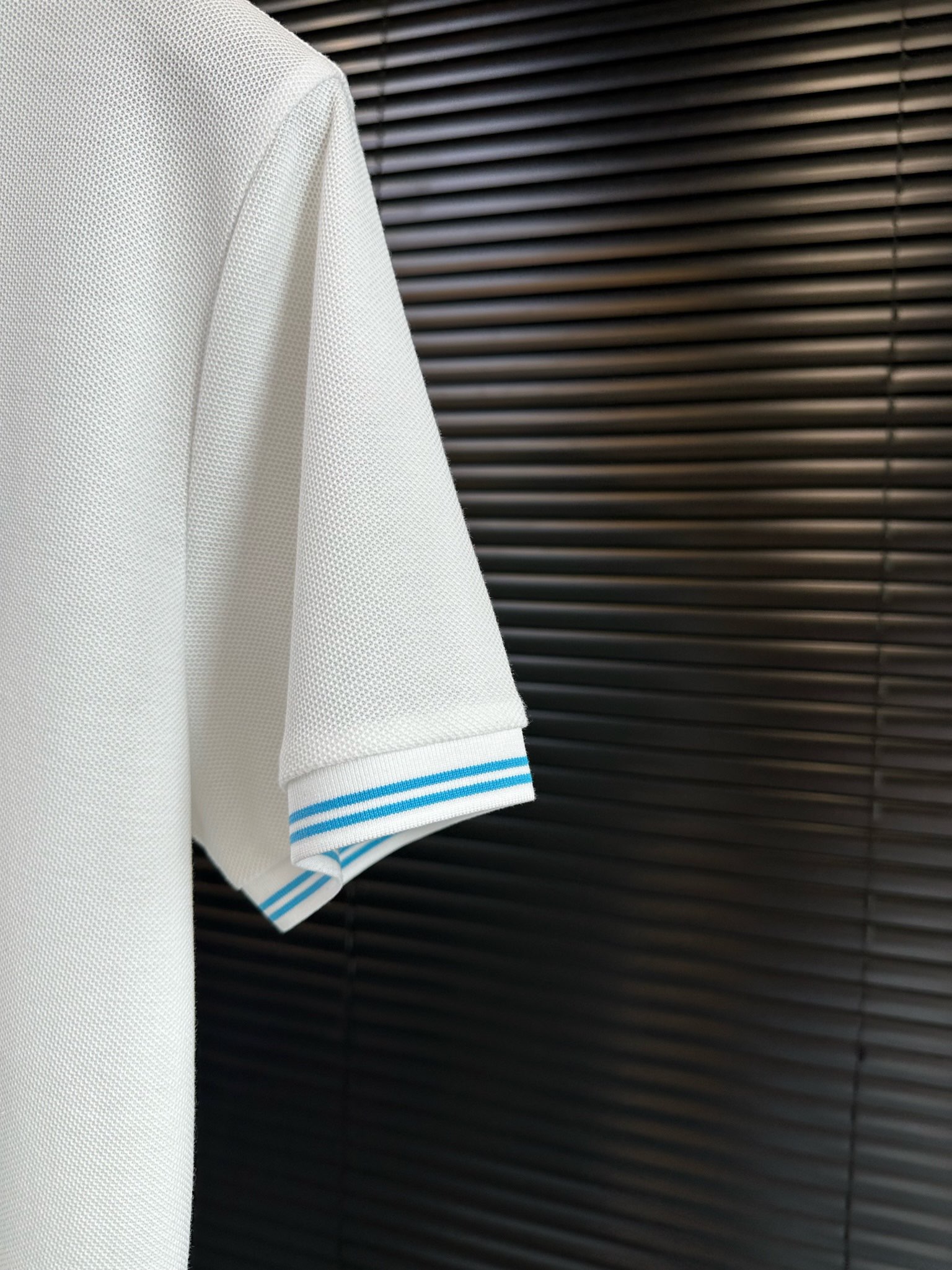 Leo&罗意薇2024SS新款Polo衫采用定制高支数双丝光珠地网眼面料透气吸汗速干手感柔软上身舒适胸前