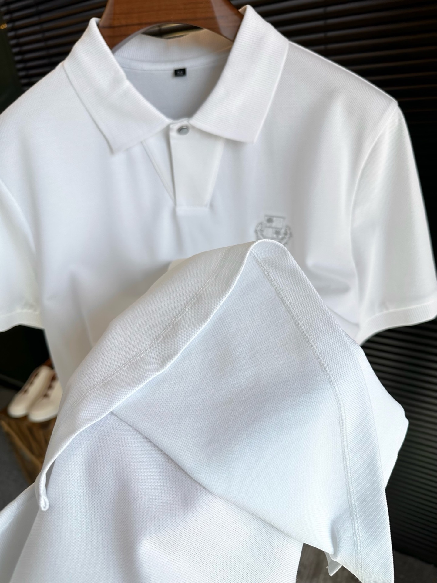 LSS新款Polo衫采用丝光棉再生纤维素纤维氨纶混纺面料立挺抗皱吸汗速干自带清凉感外出穿搭超舒适胸前饰以