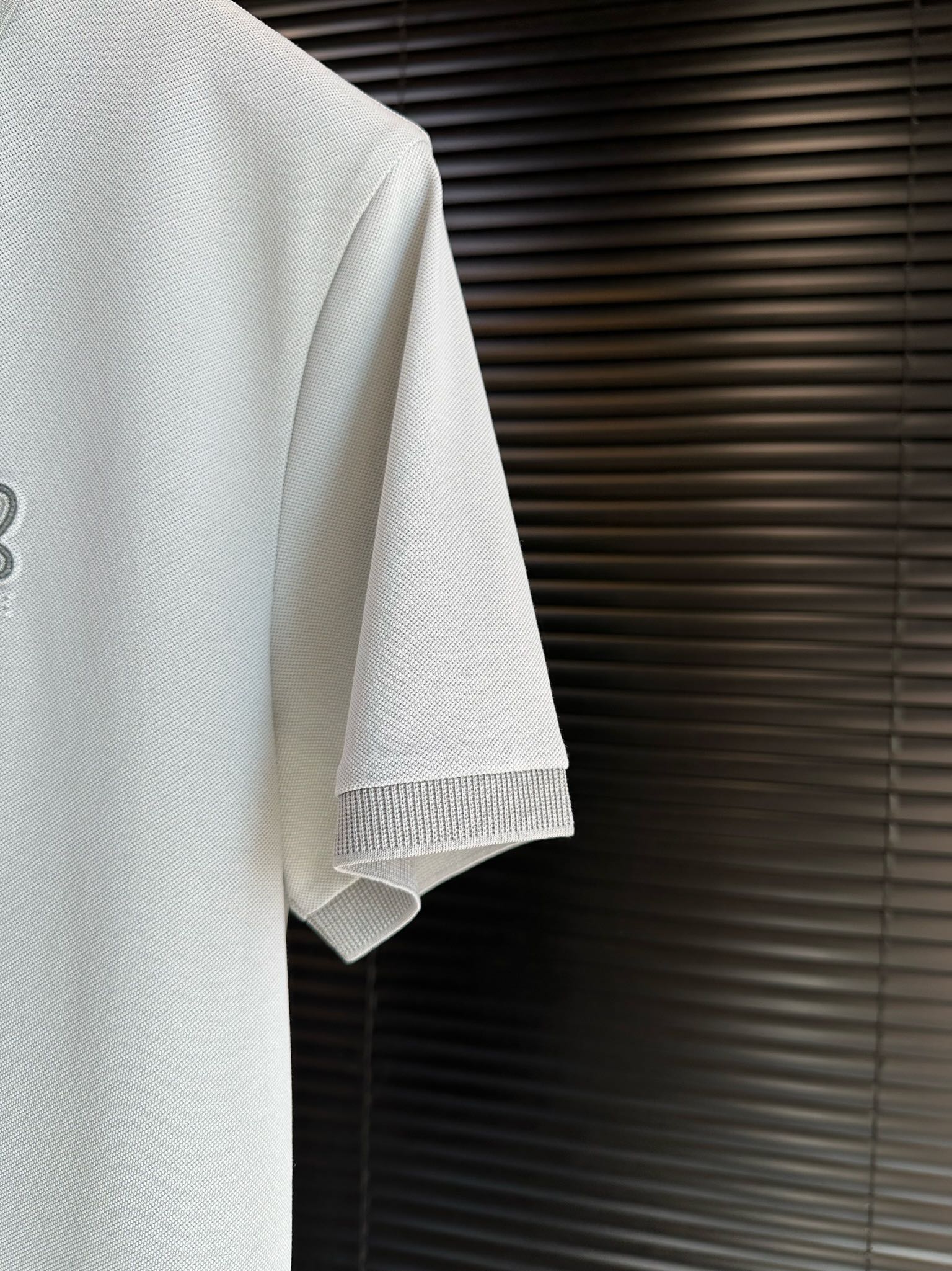 Leo&罗意巍2024SS新款Polo衫采用定制丝光棉再生纤维素纤维聚酯纤维珠地网眼珠地混纺面料抗皱吸汗