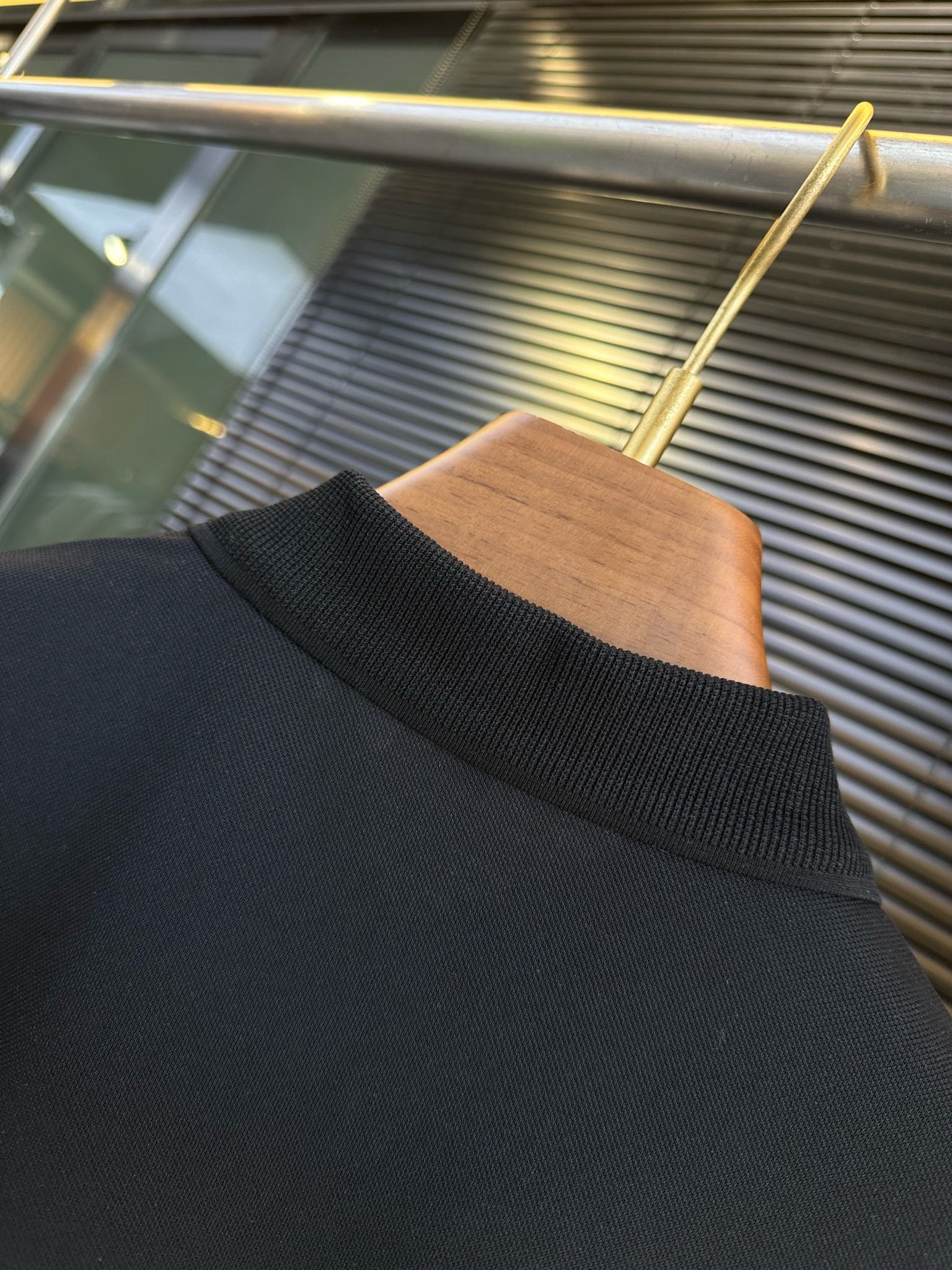 Leo&罗意巍2024SS新款Polo衫采用定制丝光棉再生纤维素纤维聚酯纤维珠地网眼珠地混纺面料抗皱吸汗