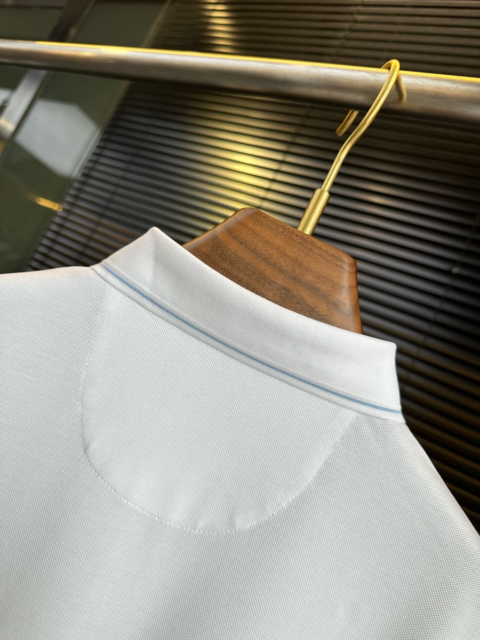 L家2024SS新款Polo衫柜子最新款采用定制棉再生纤维素纤维聚酯纤维混纺面料抗皱吸汗速干自带清凉感上