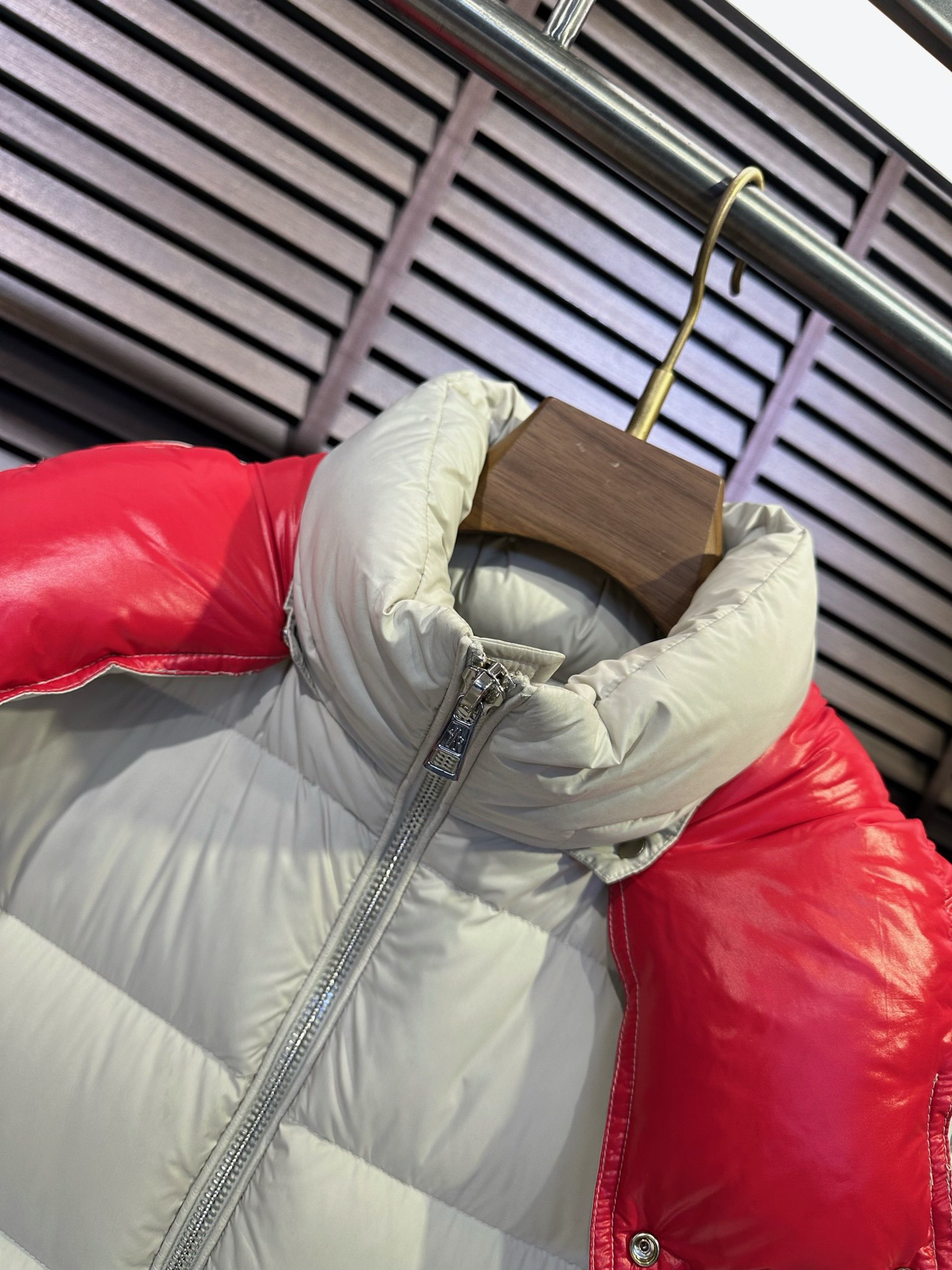 MQ&蒙👄FW2025冬季新款连帽羽绒服。柜子在售爆款，一件难求。内充90绒，轻柔保暖，上身有型；采用定