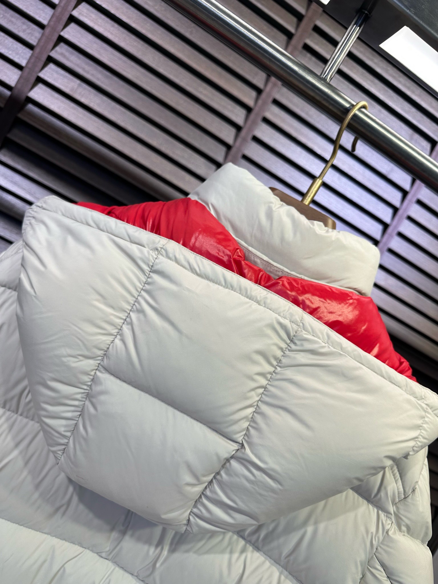 MQ&蒙👄FW2025冬季新款连帽羽绒服。柜子在售爆款，一件难求。内充90绒，轻柔保暖，上身有型；采用定