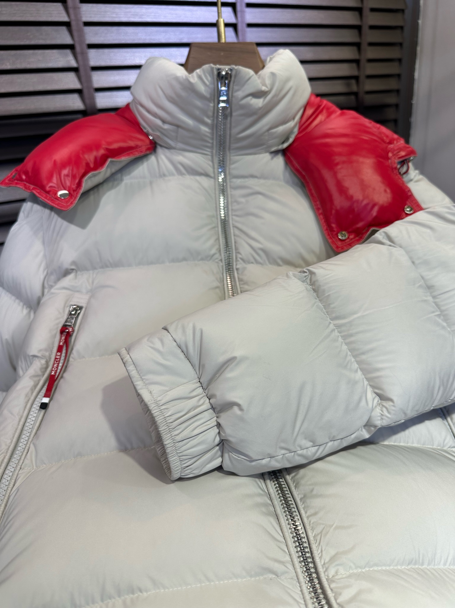 MQ&蒙👄FW2025冬季新款连帽羽绒服。柜子在售爆款，一件难求。内充90绒，轻柔保暖，上身有型；采用定
