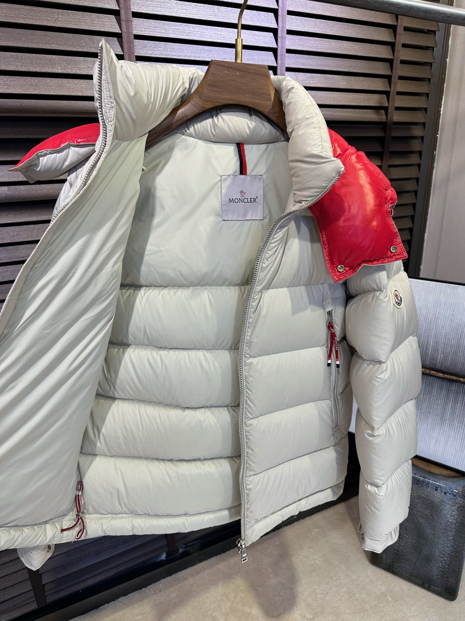 MQ&蒙👄FW2025冬季新款连帽羽绒服。柜子在售爆款，一件难求。内充90绒，轻柔保暖，上身有型；采用定