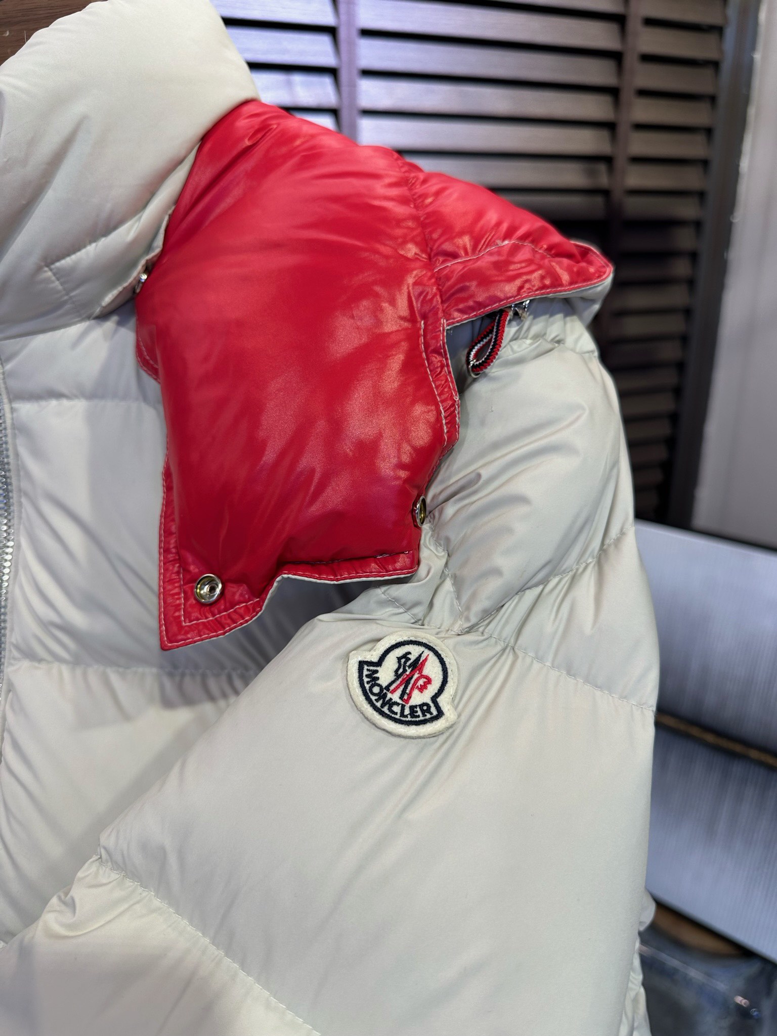 MQ&蒙👄FW2025冬季新款连帽羽绒服。柜子在售爆款，一件难求。内充90绒，轻柔保暖，上身有型；采用定