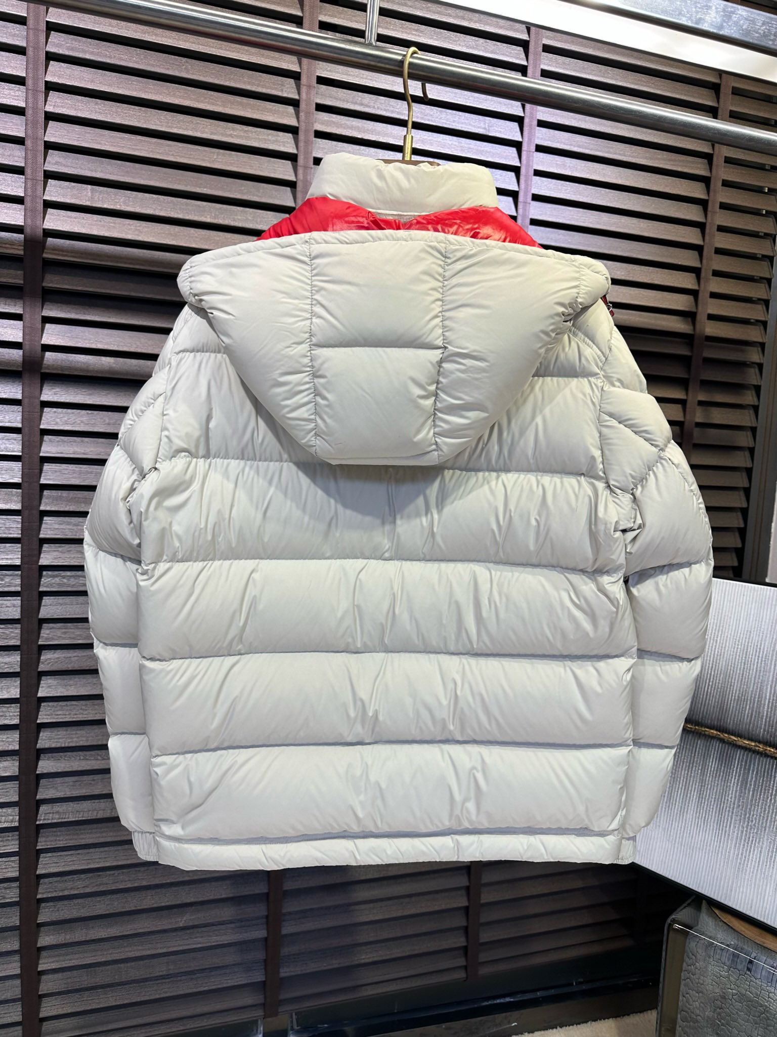 MQ&蒙👄FW2025冬季新款连帽羽绒服。柜子在售爆款，一件难求。内充90绒，轻柔保暖，上身有型；采用定