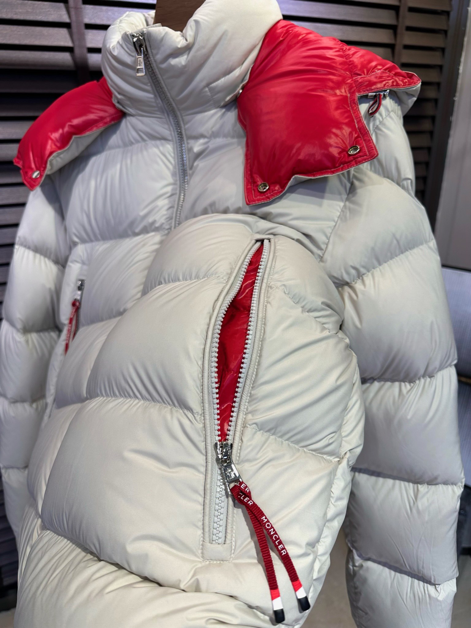 MQ&蒙👄FW2025冬季新款连帽羽绒服。柜子在售爆款，一件难求。内充90绒，轻柔保暖，上身有型；采用定