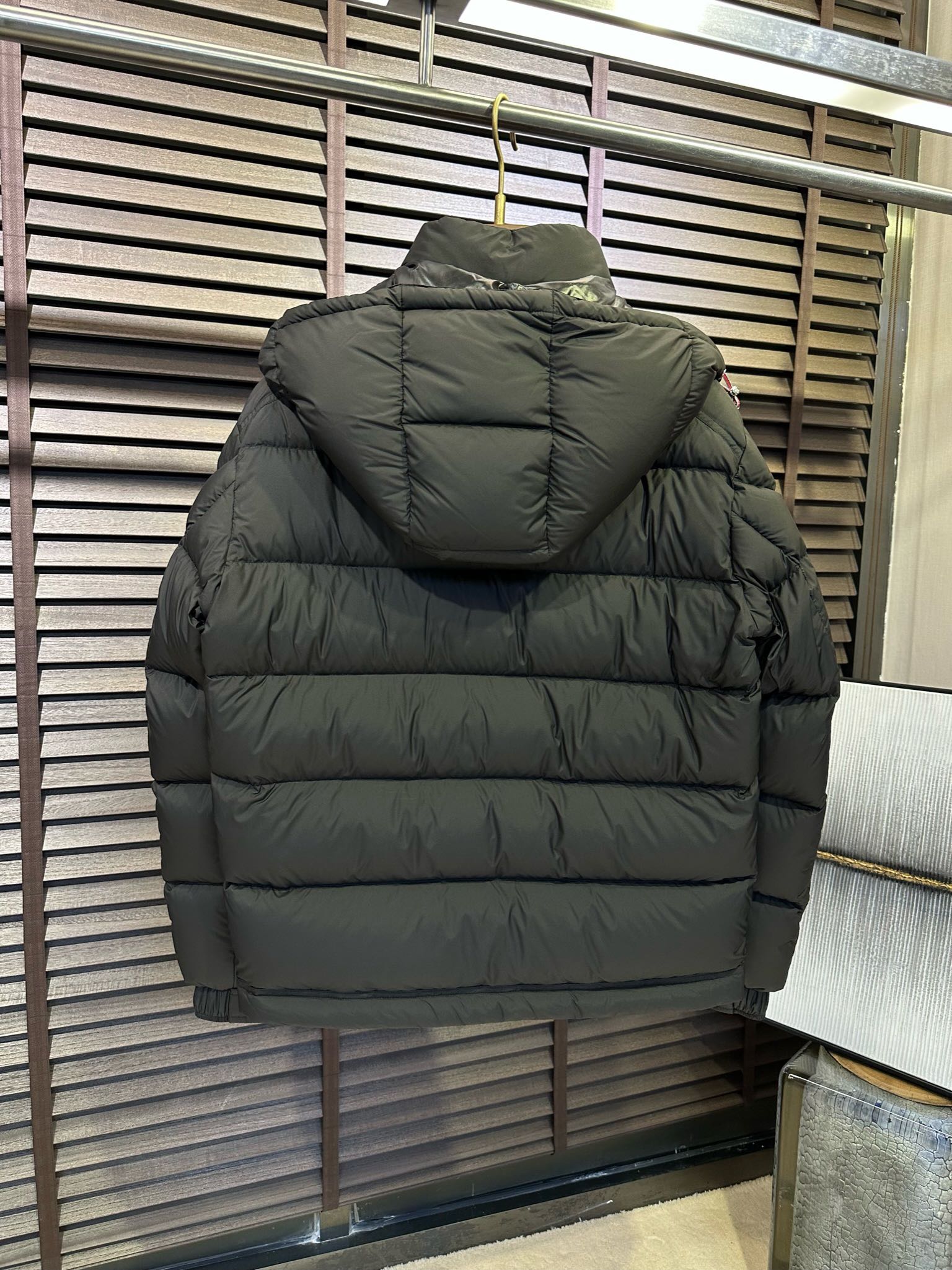 MQ&蒙👄FW2025冬季新款连帽羽绒服。柜子在售爆款，一件难求。内充90绒，轻柔保暖，上身有型；采用定