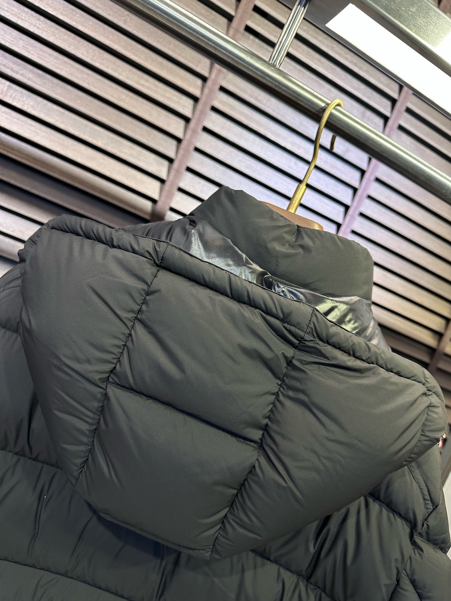 MQ&蒙👄FW2025冬季新款连帽羽绒服。柜子在售爆款，一件难求。内充90绒，轻柔保暖，上身有型；采用定