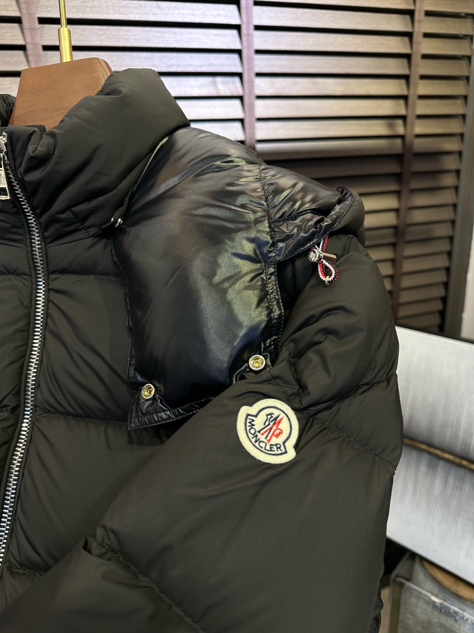 MQ&蒙👄FW2025冬季新款连帽羽绒服。柜子在售爆款，一件难求。内充90绒，轻柔保暖，上身有型；采用定