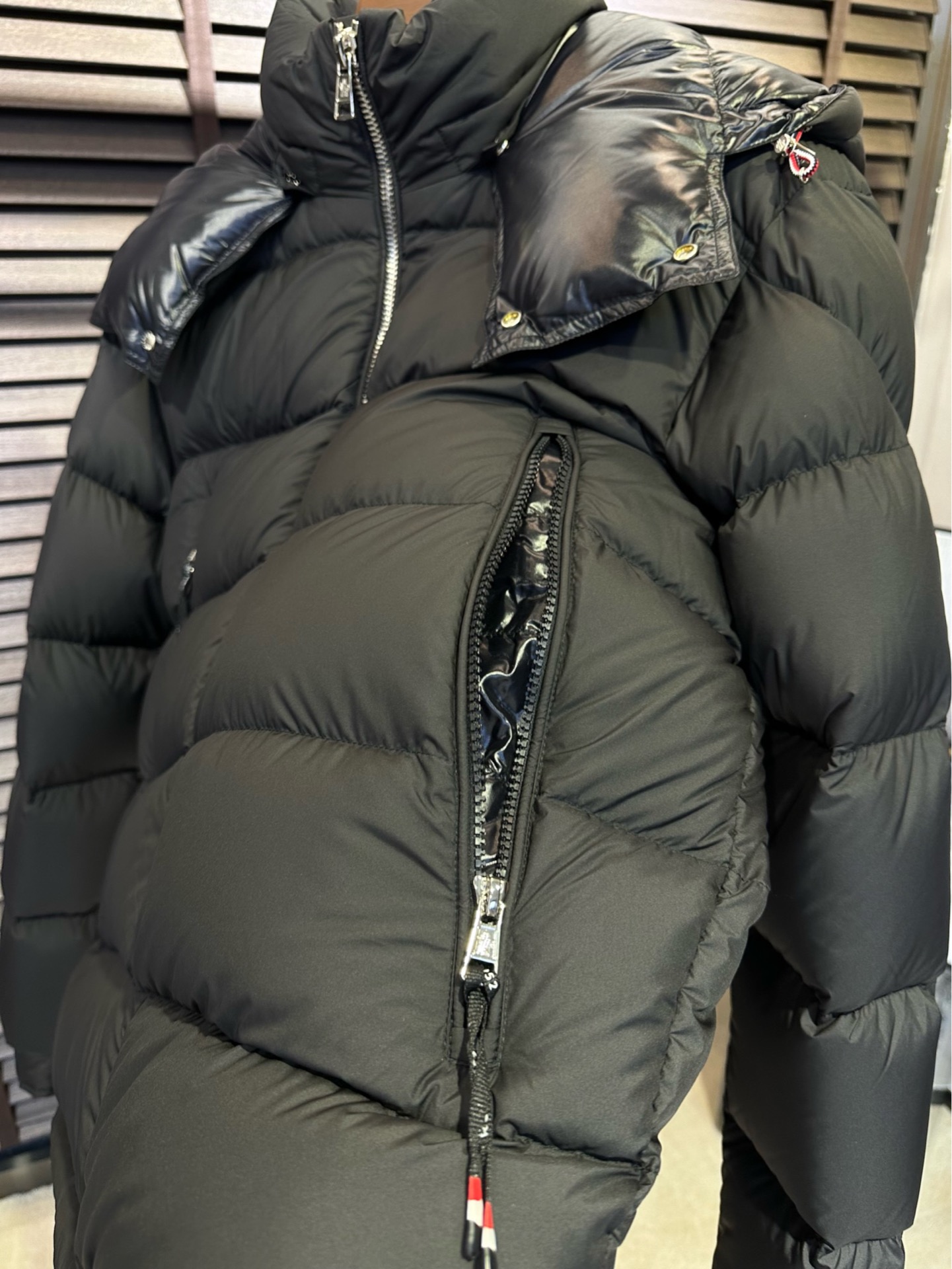 MQ&蒙👄FW2025冬季新款连帽羽绒服。柜子在售爆款，一件难求。内充90绒，轻柔保暖，上身有型；采用定