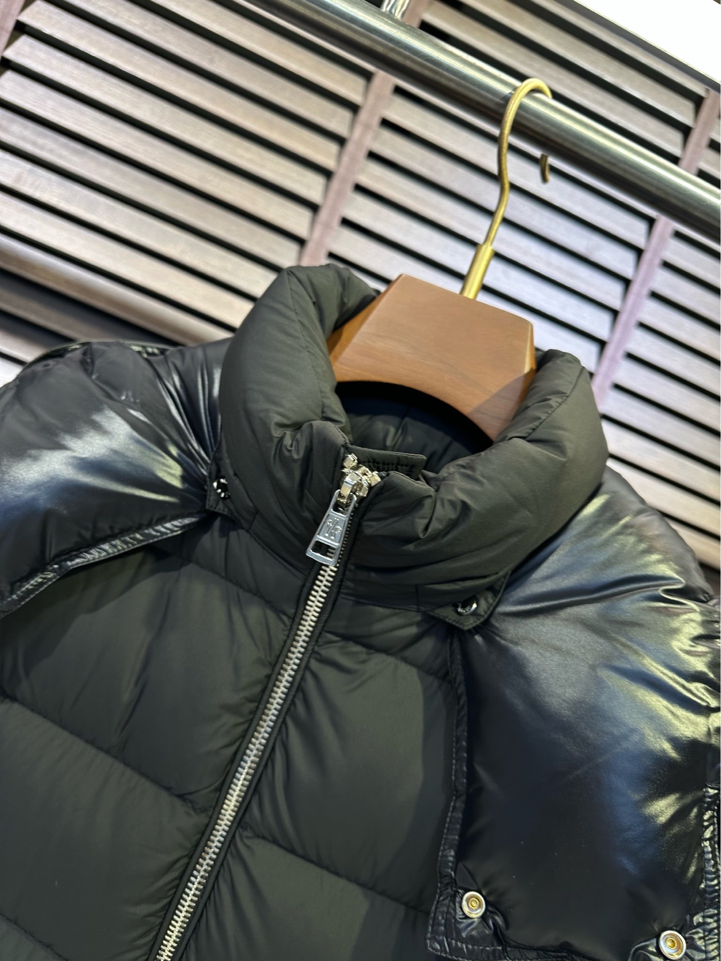 MQ&蒙👄FW2025冬季新款连帽羽绒服。柜子在售爆款，一件难求。内充90绒，轻柔保暖，上身有型；采用定