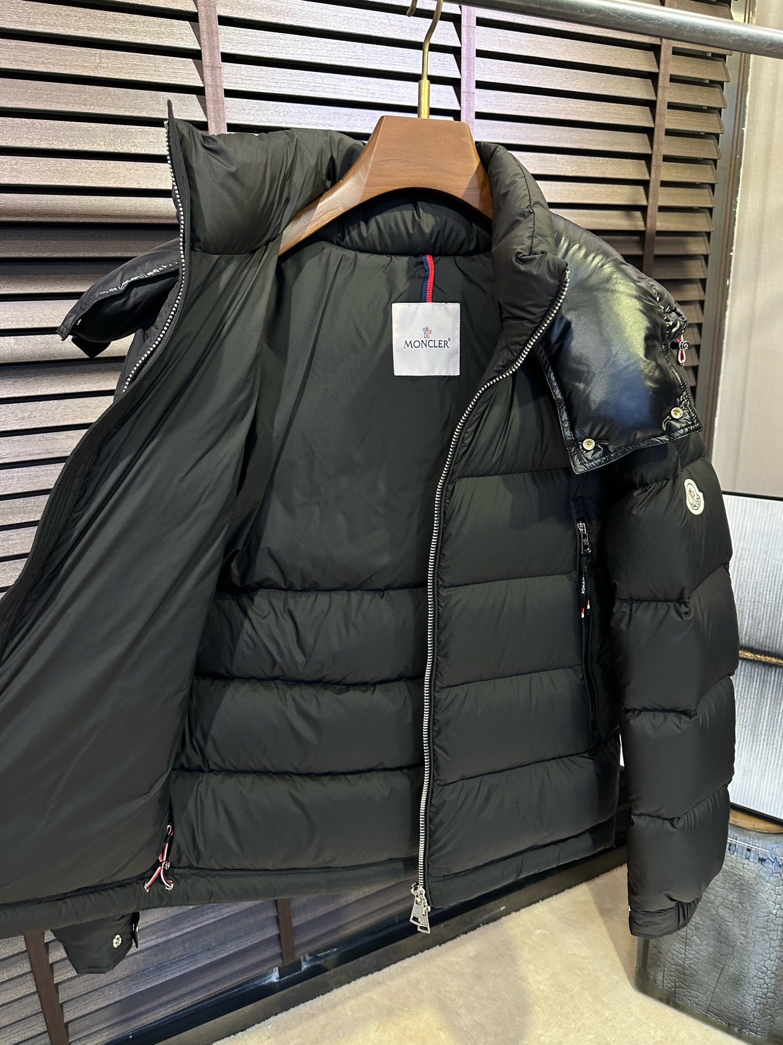 MQ&蒙👄FW2025冬季新款连帽羽绒服。柜子在售爆款，一件难求。内充90绒，轻柔保暖，上身有型；采用定