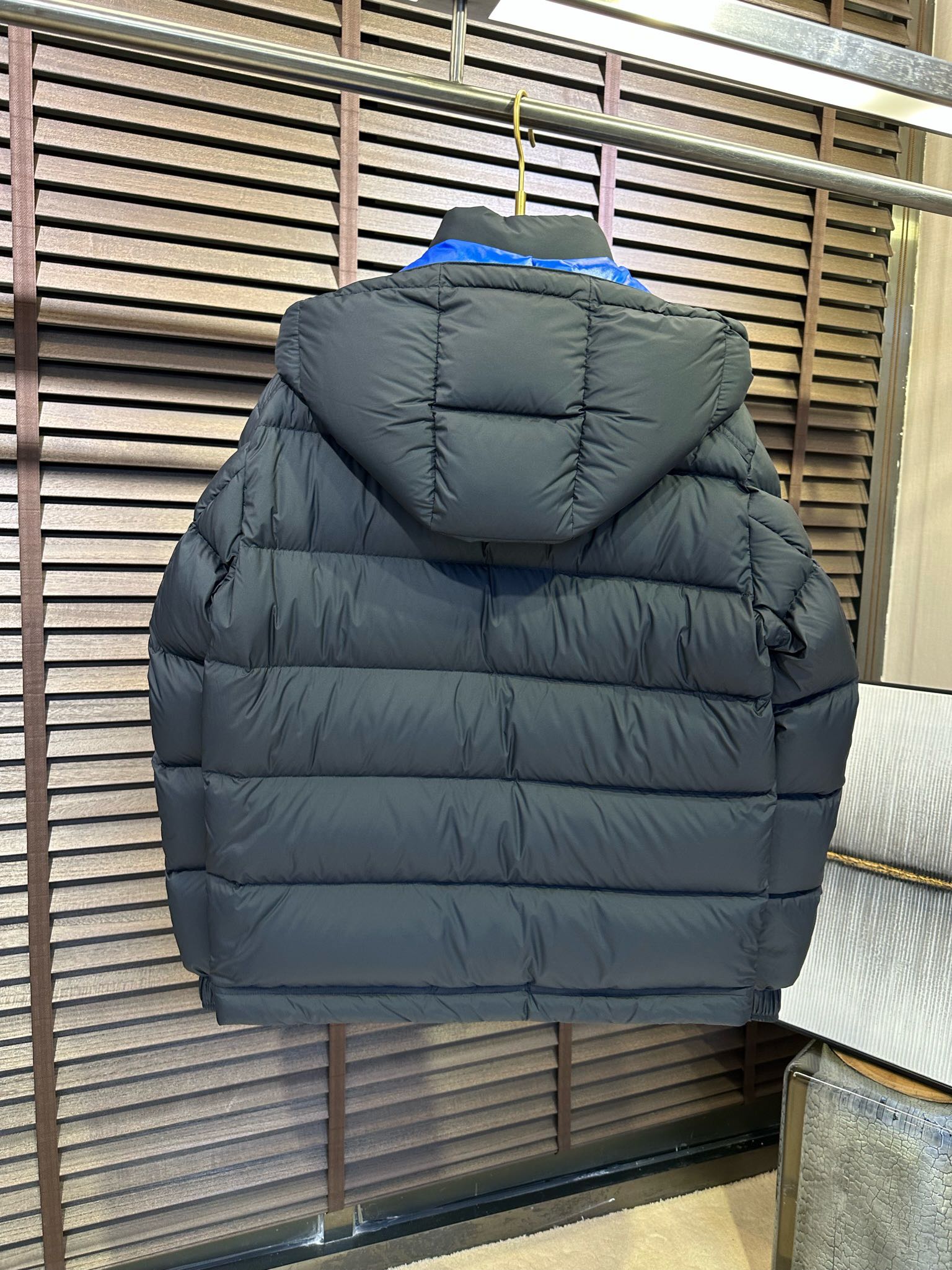 MQ&蒙👄FW2025冬季新款连帽羽绒服。柜子在售爆款，一件难求。内充90绒，轻柔保暖，上身有型；采用定