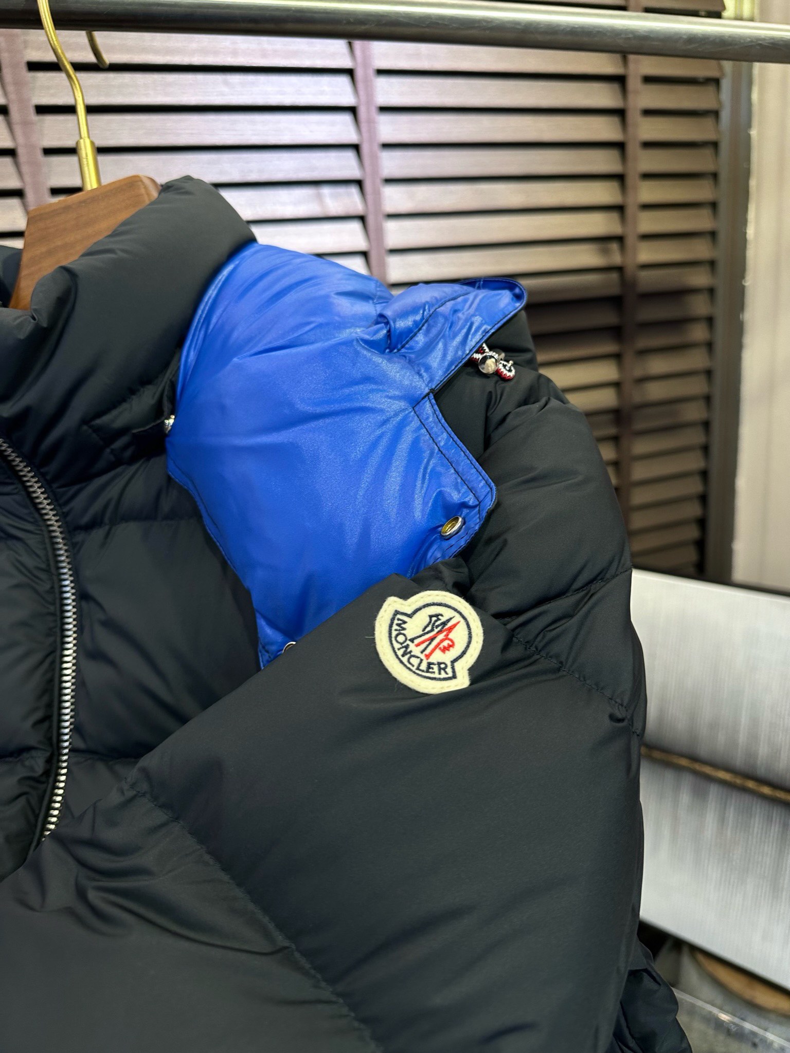 MQ&蒙👄FW2025冬季新款连帽羽绒服。柜子在售爆款，一件难求。内充90绒，轻柔保暖，上身有型；采用定