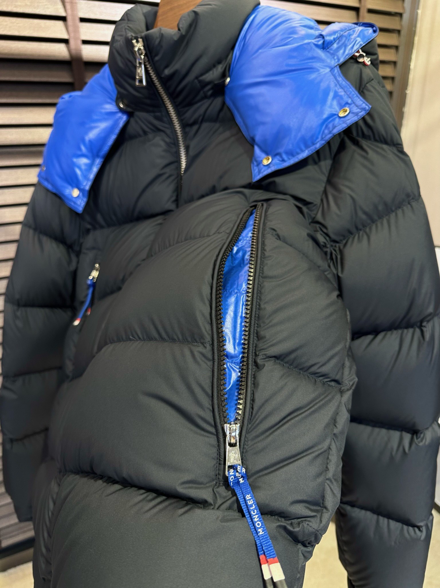 MQ&蒙👄FW2025冬季新款连帽羽绒服。柜子在售爆款，一件难求。内充90绒，轻柔保暖，上身有型；采用定