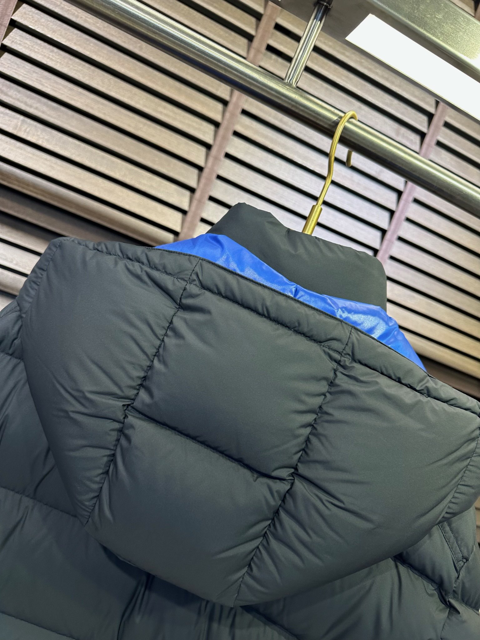 MQ&蒙👄FW2025冬季新款连帽羽绒服。柜子在售爆款，一件难求。内充90绒，轻柔保暖，上身有型；采用定